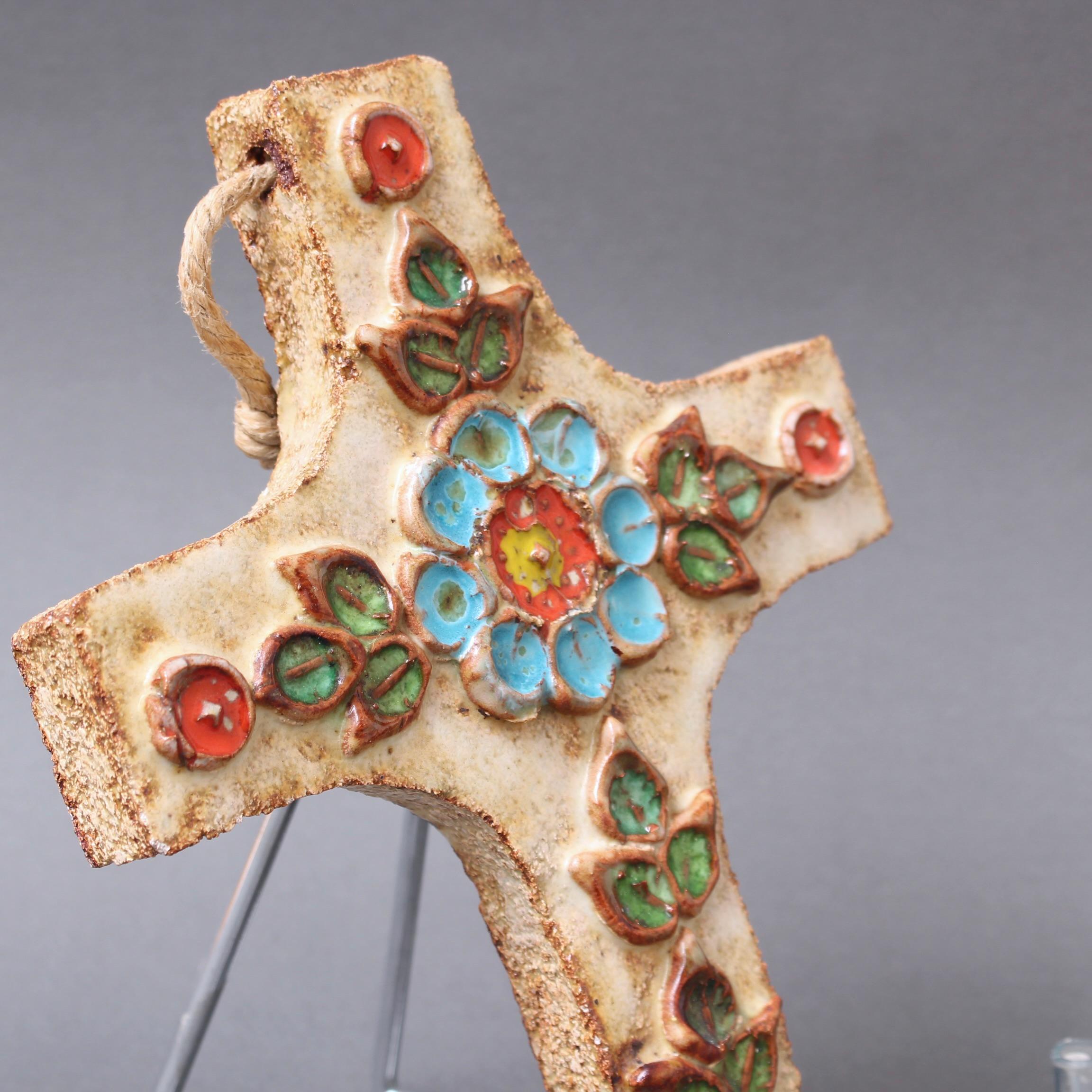 Vintage French Ceramic Flower-Motif Cross by La Roue (circa 1960s) For Sale 3
