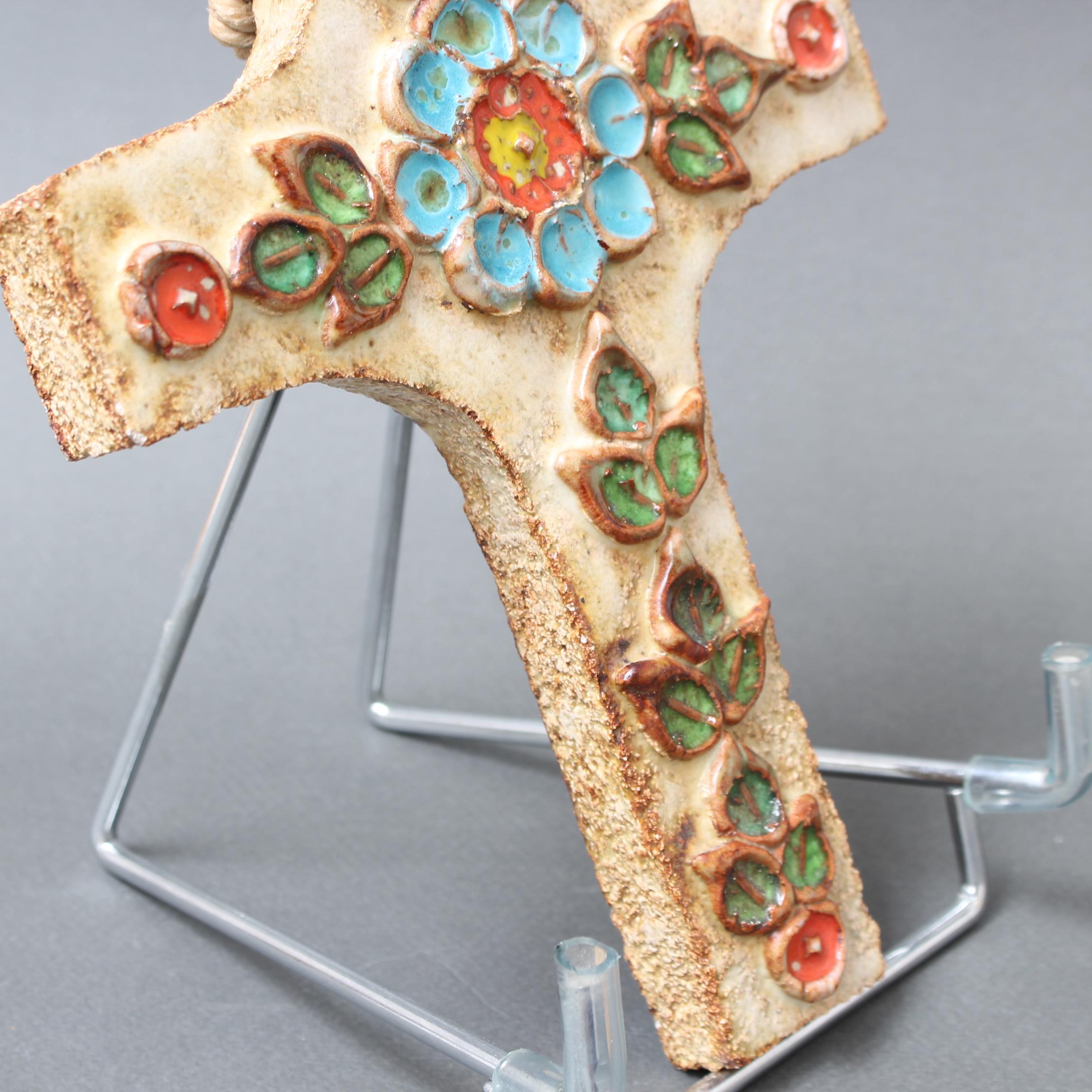 Vintage French Ceramic Flower-Motif Cross by La Roue (circa 1960s) For Sale 4