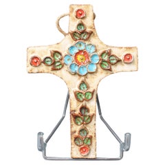 Croix à motifs floraux en céramique vintage de La Roue (circa 1960)