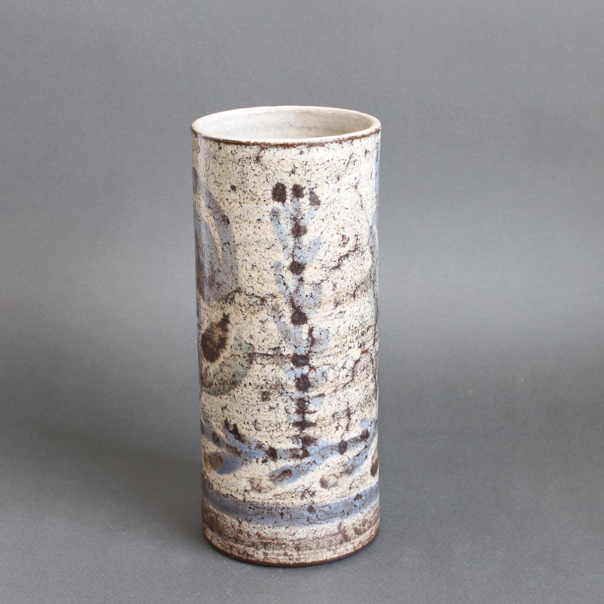 Vintage Blumenvase aus französischer Keramik von Le Mûrier (ca. 1960er Jahre). Eine bezaubernde zylindrische Vase im unverwechselbaren provenzalischen Stil von Le Mûrier mit ihrem Markenzeichen, der stilisierten Maulbeerblüte und dem aufrechten