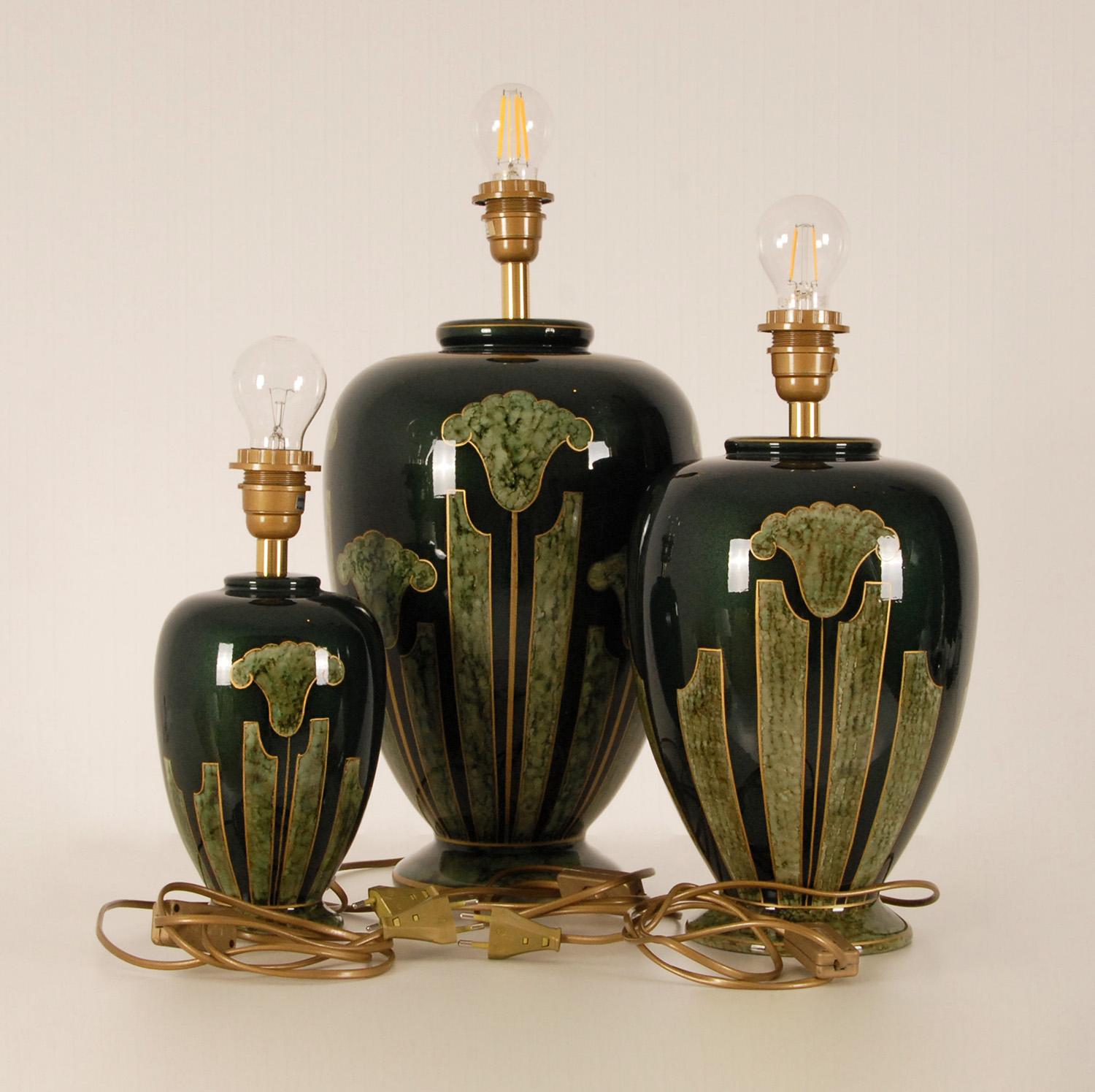 Vintage Französisch Keramik Tischlampen - hohe klassische Vase Lampen mit faux Marmor
Satz von 3 Tischlampen
MATERIAL: Porzellan - Keramik
Design/One : Französischer Louis Drimmer (signiert)
Produzent: Louis Drimmer, nach dem Vorbild von