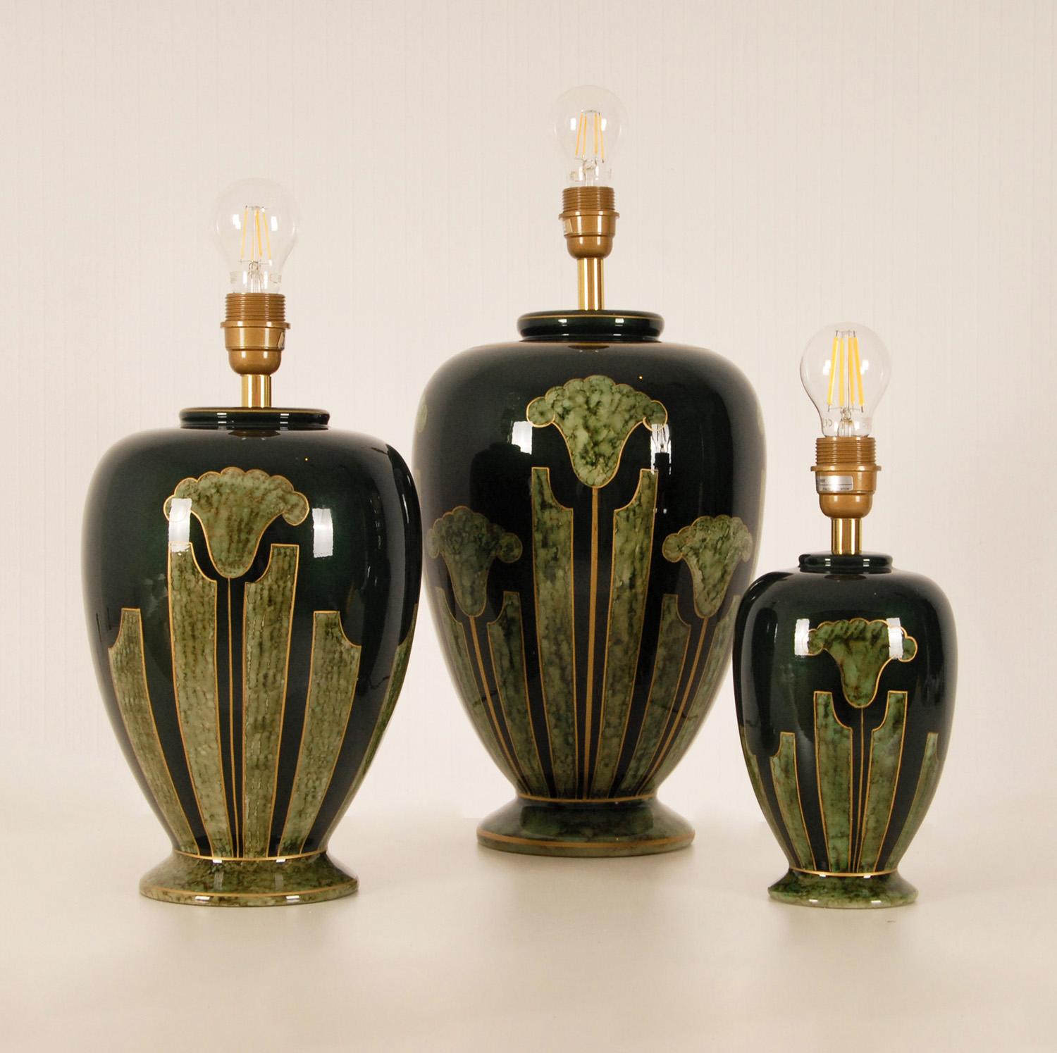 Peint à la main Lampes de bureau françaises vintage en céramique verte et or, marbre métallique, lot de 3 en vente