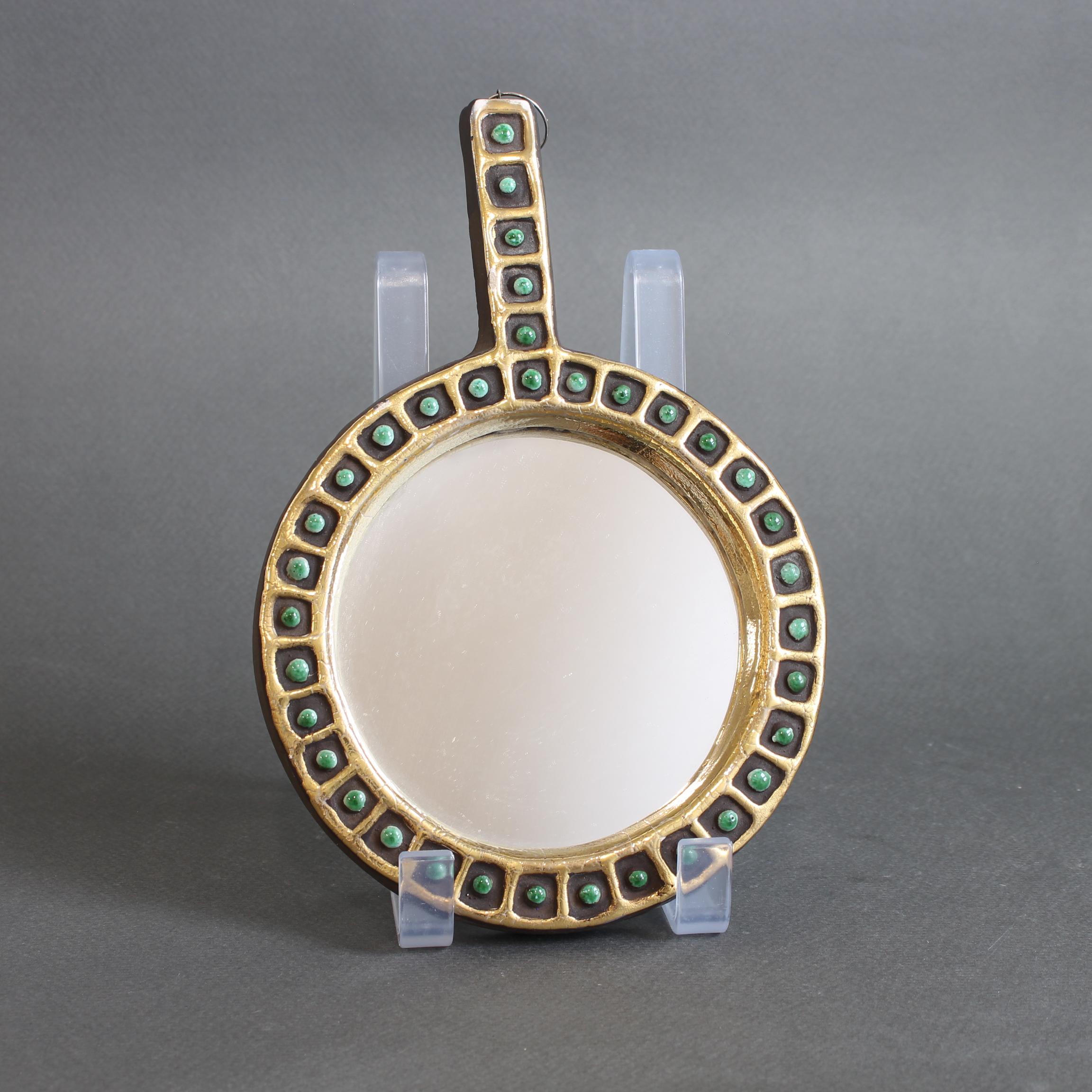 Miroir à main en céramique avec motif de perles émaillées par Mithé Espelt (vers les années 1970). Une élégante pièce d'art décoratif composée d'une bordure en or lustré. Entre l'or se trouve une céramique brun chocolat foncé avec un motif répétitif