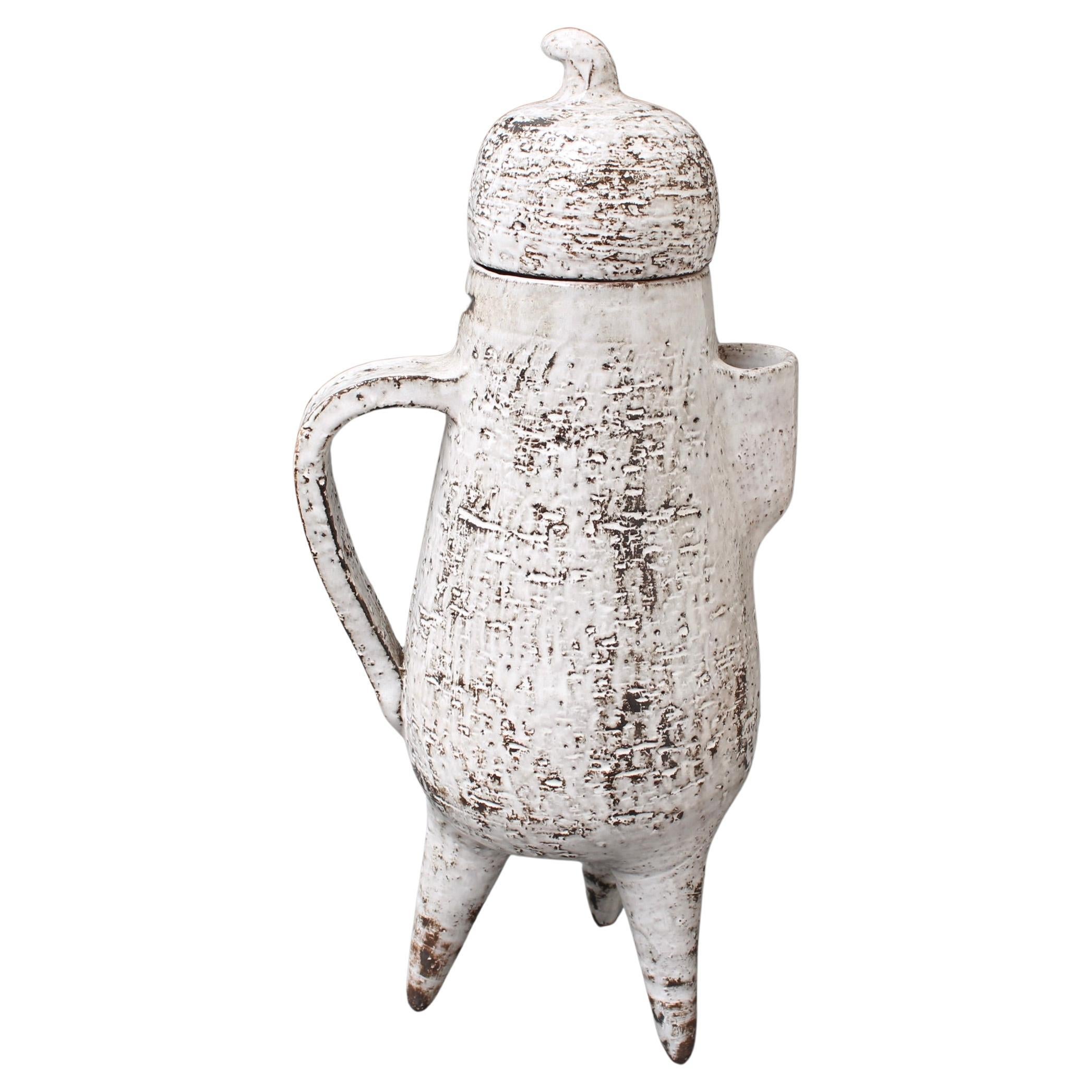 Jarra de cerámica francesa vintage de Gérard Hofmann (hacia la década de 1960). Una pera alargada de tres patas con tallo en la tapa constituye una pieza tan única que no se parece a ninguna otra. La superficie tiene uno de sus acabados