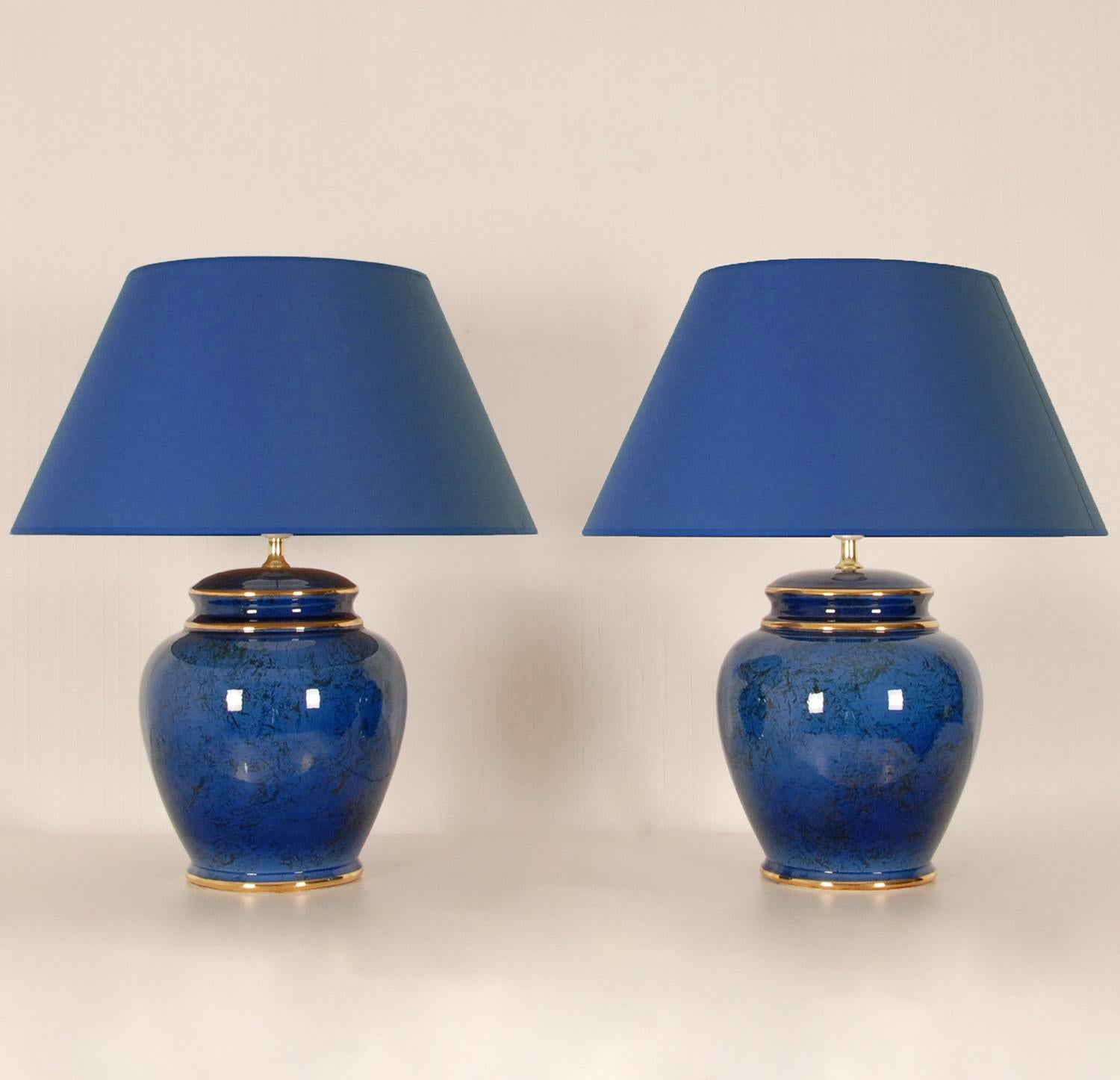 Vintage midcentury chinoiserie Cobalt Blue Ceramic Table Lamps French 1970s - a Pair
Impressive en enchanting blue gold trimmed table lamps.
chinoiserie Lamps inspired by the Chinese oriental ginger jar
Design: In the manner of Robert Kostka,