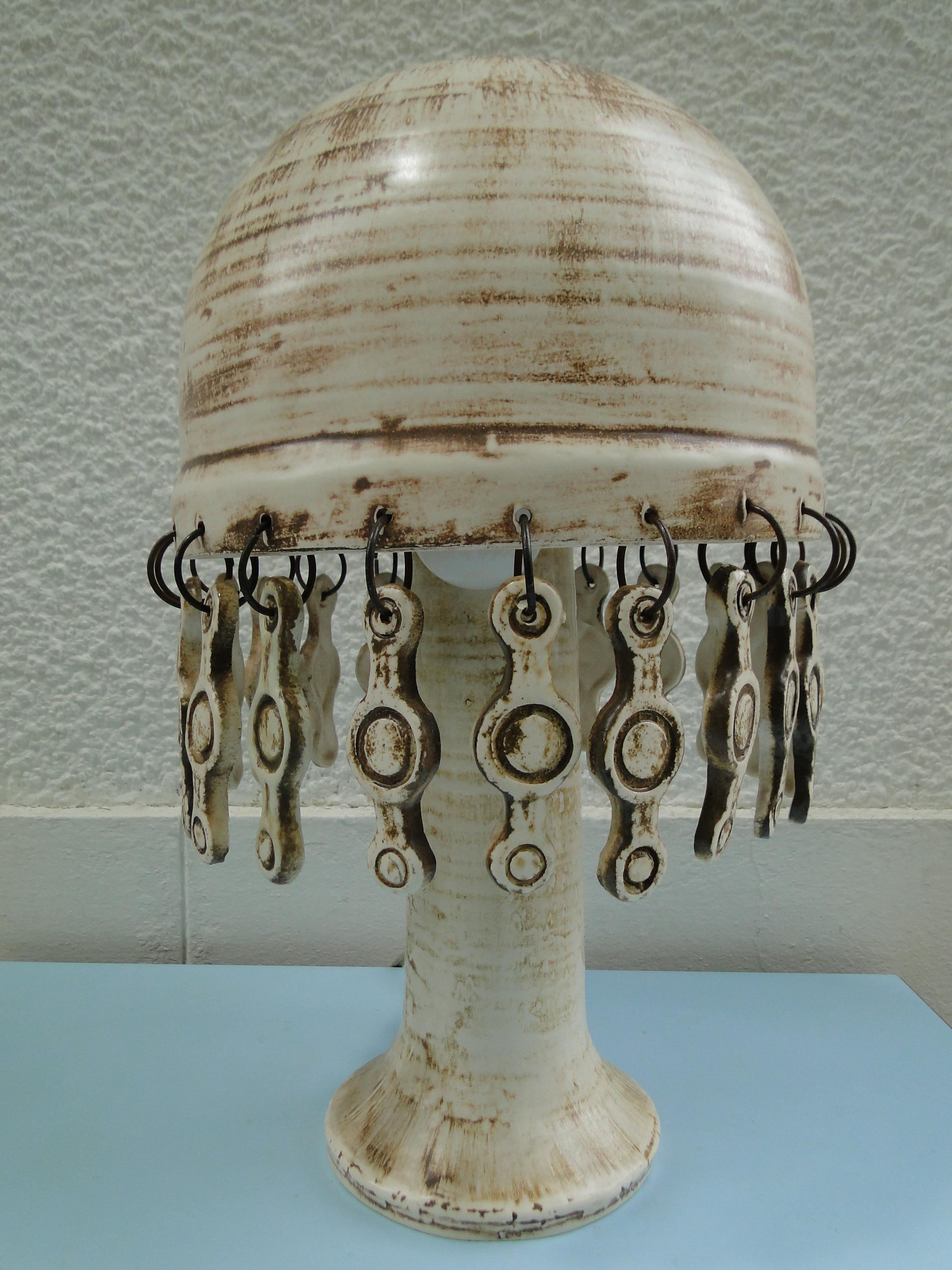 Elegant and unusual ceramic lamp with tassels also in ceramic

⌀ base 5.11      
⌀ schade  9.44
height    15.74

This lamp works in both 110v and 220v

The lamp will be shipped with the plug corresponding to the country of destination

All you have