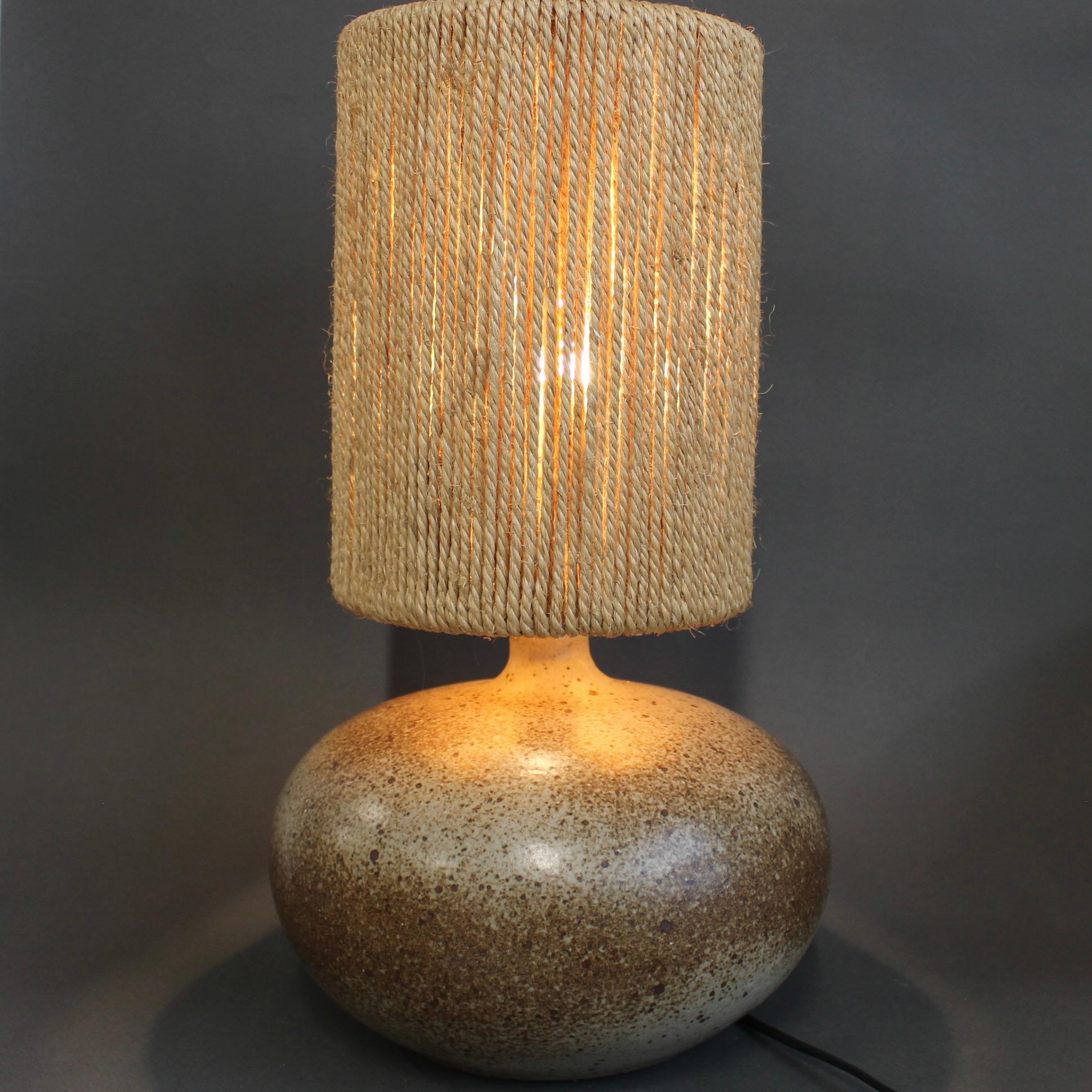 Französische Vintage-Keramik-Tischlampe (ca. 1970er Jahre) von einem unbekannten Keramiker. Die in der Provence, Frankreich, entdeckte Lampe hat eine sinnliche, taktile, organische Form, die die matte, mit dunklen, unterschiedlich großen Sprenkeln