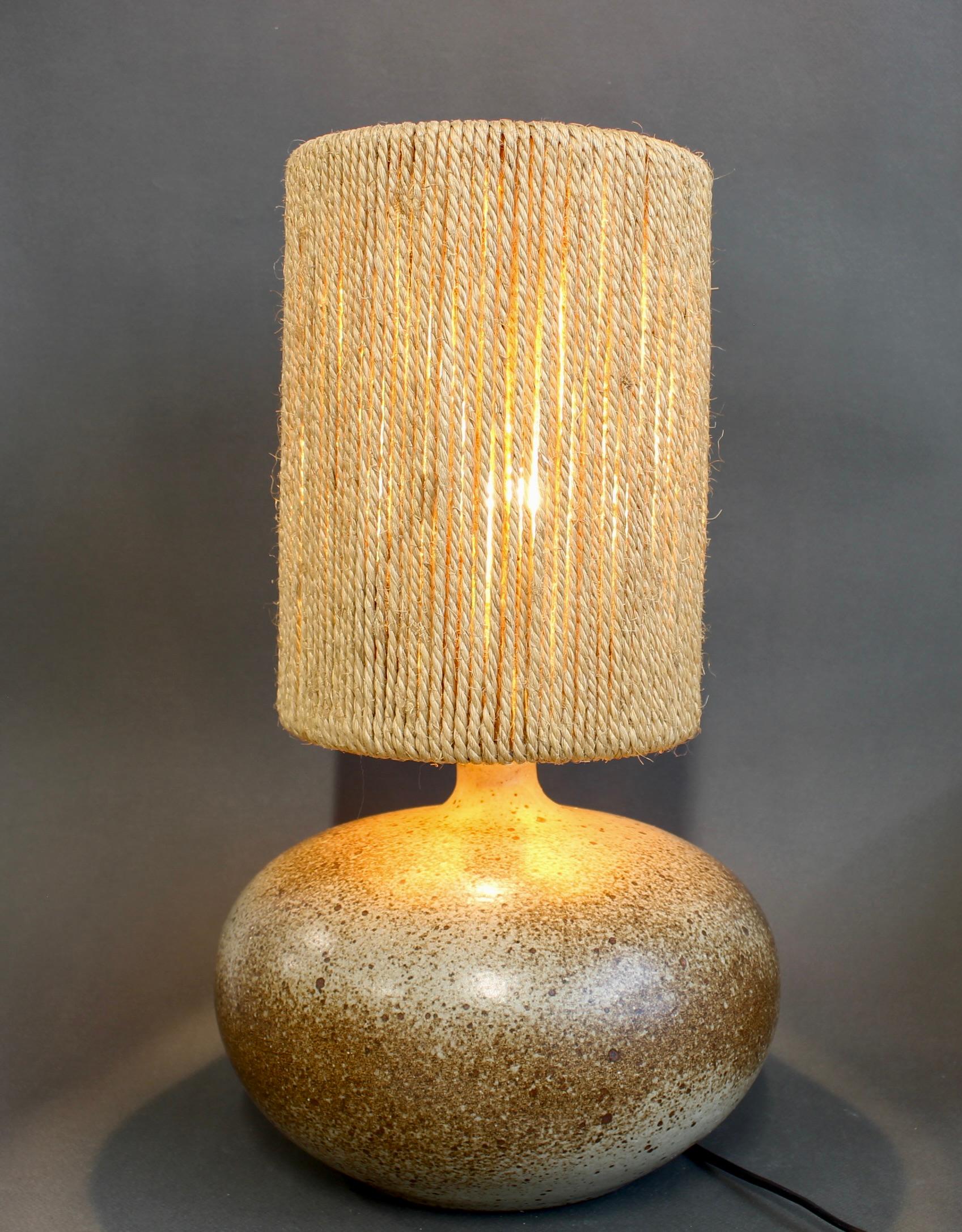 Französische Vintage-Keramik-Tischlampe (ca. 1970er Jahre) im Zustand „Gut“ im Angebot in London, GB