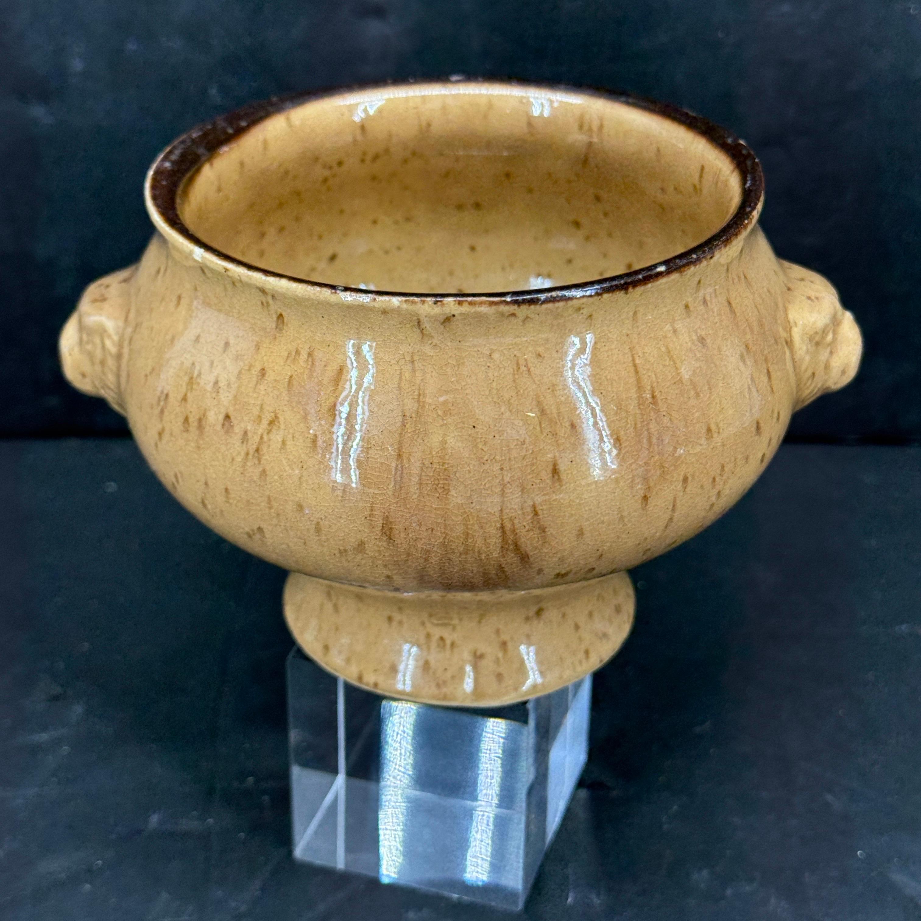 Charmante soupière à double manche en forme de tête de lion trouvée dans un marché français. En tant que collectionneur de ces bols, j'ai été heureux d'en trouver un dans cette couleur profonde, car ils sont généralement blancs. Ils étaient