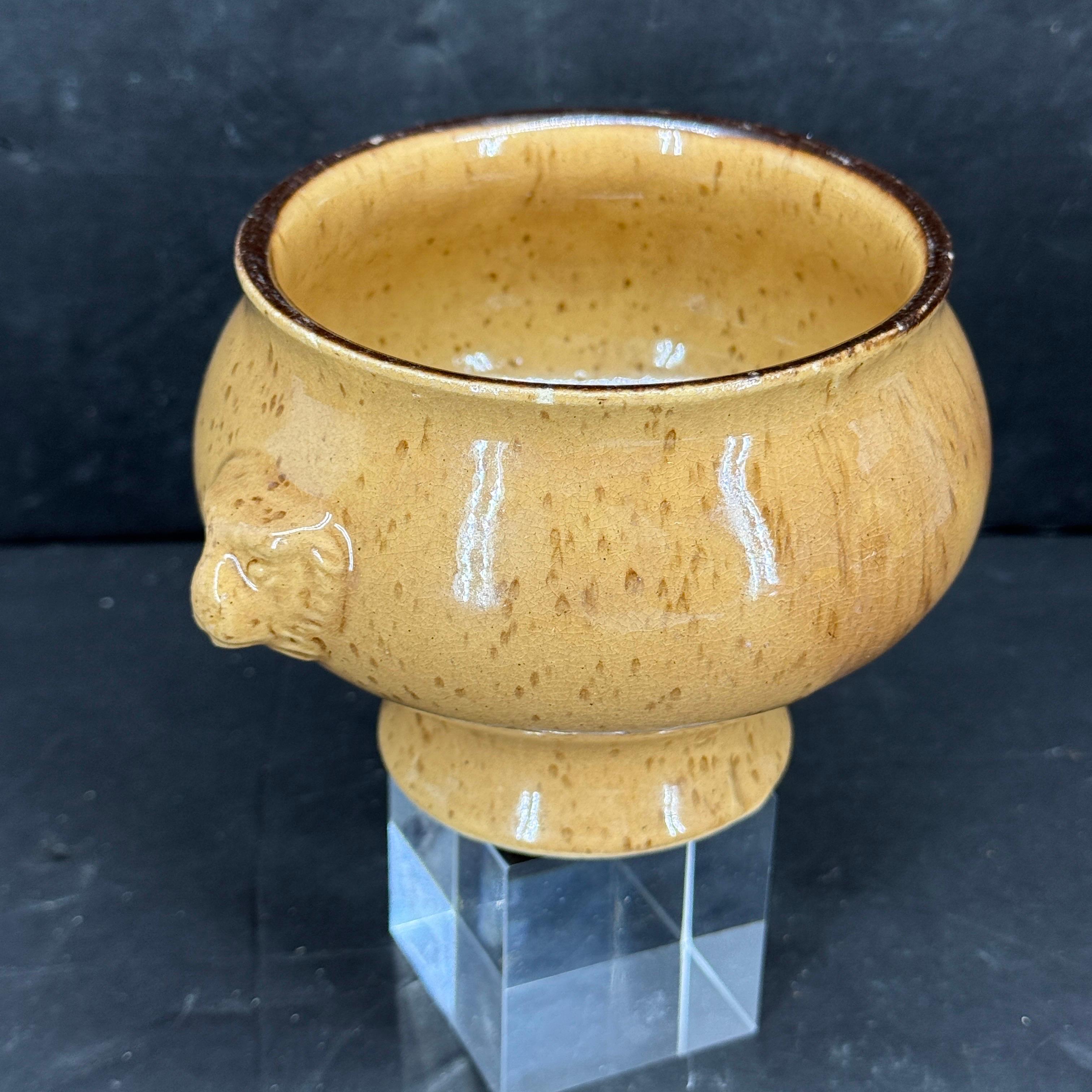 Vernissé Soupière française vintage avec poignées en forme de tête de lion en vente