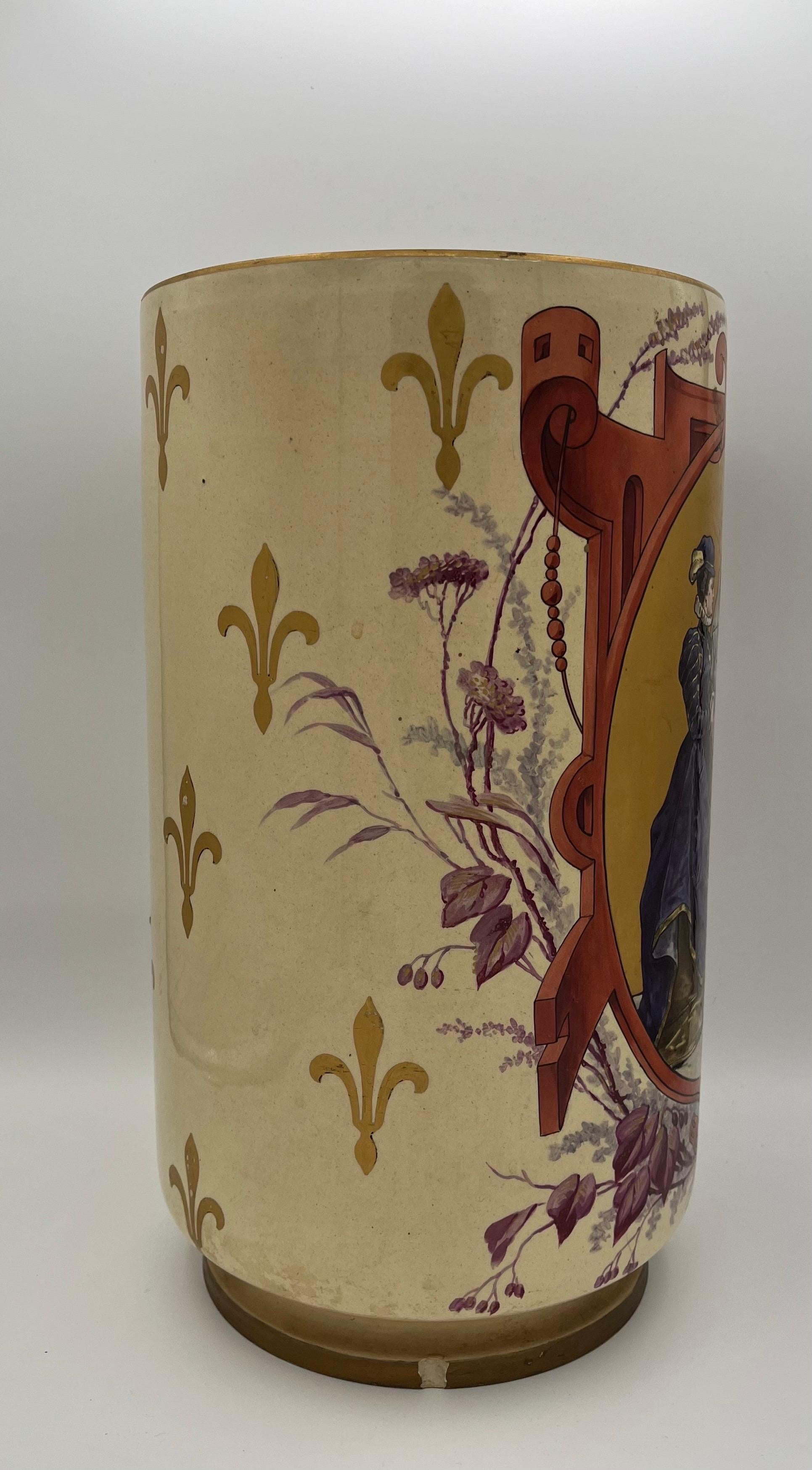 Fantastische französische Handbemalung  Schirm- oder Stockständer. Großartige Grafiken mit Motiven aus der damaligen Zeit, eingerahmt von einem komplizierten Rahmen aus architektonischen Einflüssen und Blättern. Ein Fleur de lis-Detail umgibt das