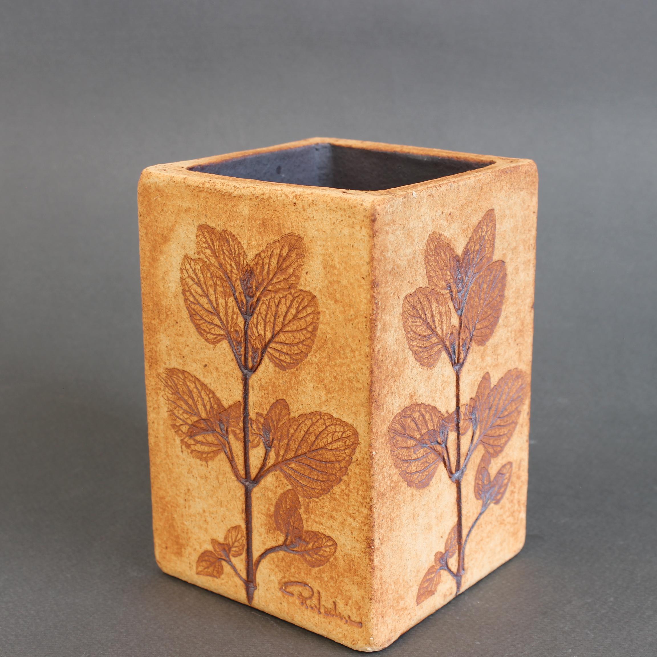 Vaso in ceramica vintage di Raymonde Leduc (circa anni '1970). Piccolo vaso in pietra arenaria con motivi vegetali intarsiati su tutti e quattro i lati. In buone condizioni generali. Firmato 