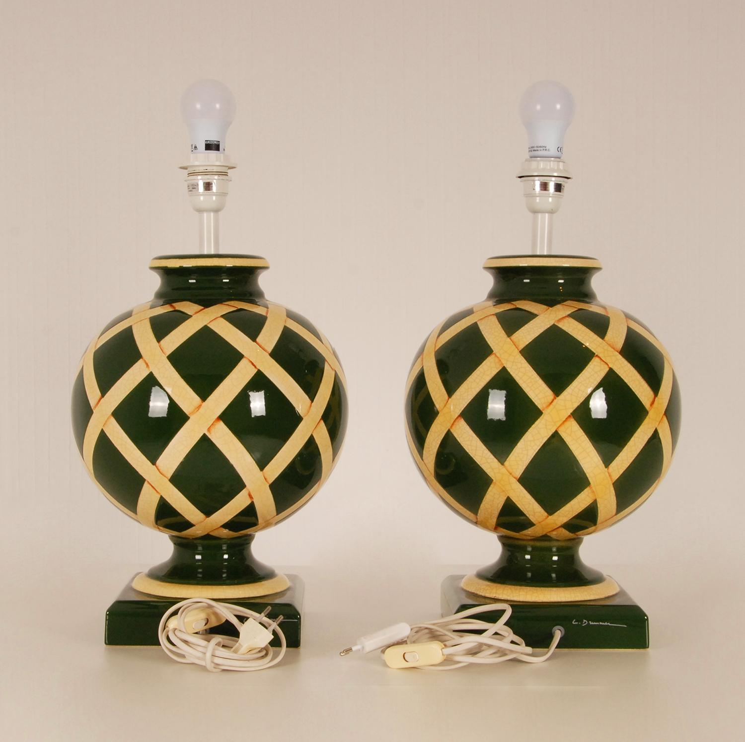 Ein Paar große französische Keramik-Tischlampen im klassischen Landhausstil - hohe klassische Vasenlampen

MATERIAL: Porzellan - Keramik, Fayence
Design/One : Französisch (signiert), Louis Drimmer
Produzent: Nach dem Vorbild von Longwy, Robert