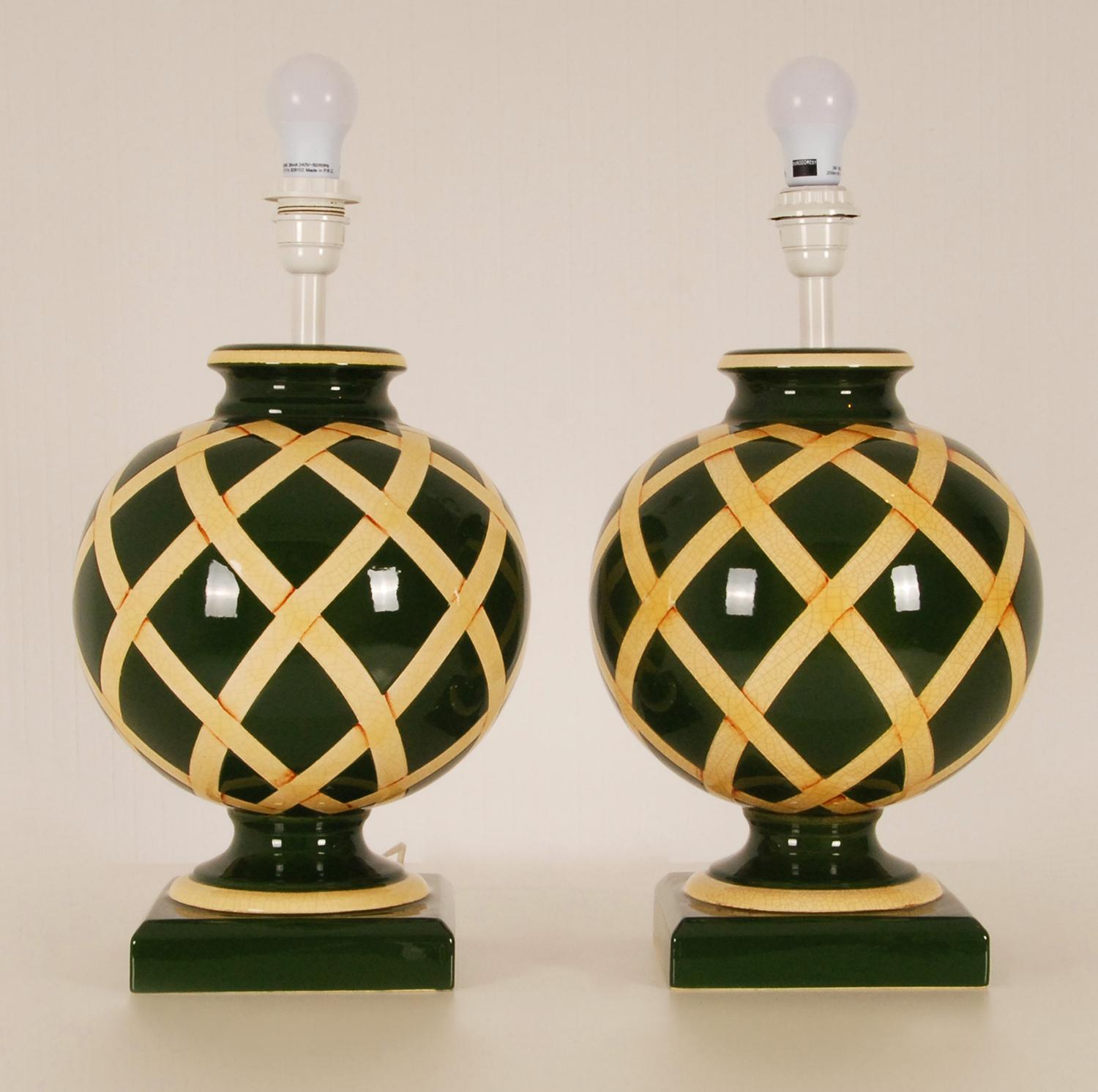 Französische Keramikvasen-Tischlampen im Vintage-Stil, grünes, beigefarbenes Argyle-Muster, Paar im Zustand „Gut“ im Angebot in Wommelgem, VAN