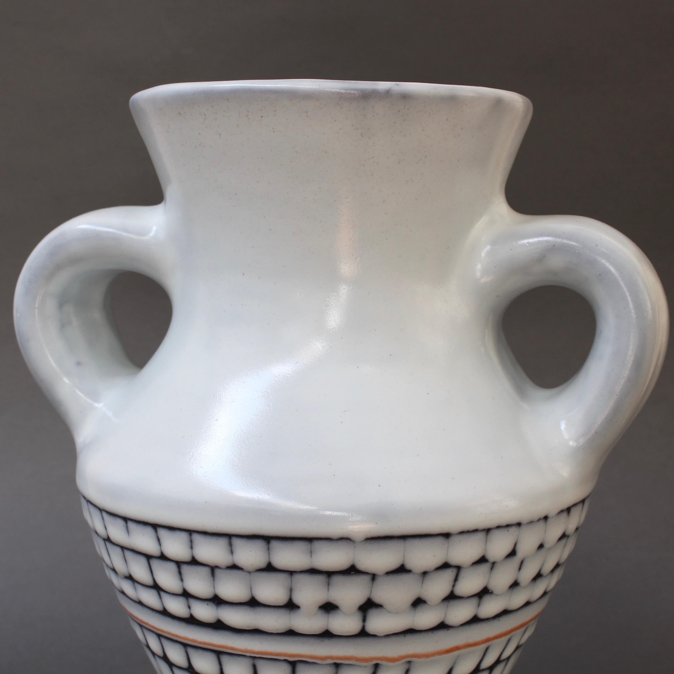 Vase en céramique française vintage avec poignées par Roger Capron, « vers les années 1950 » en vente 9