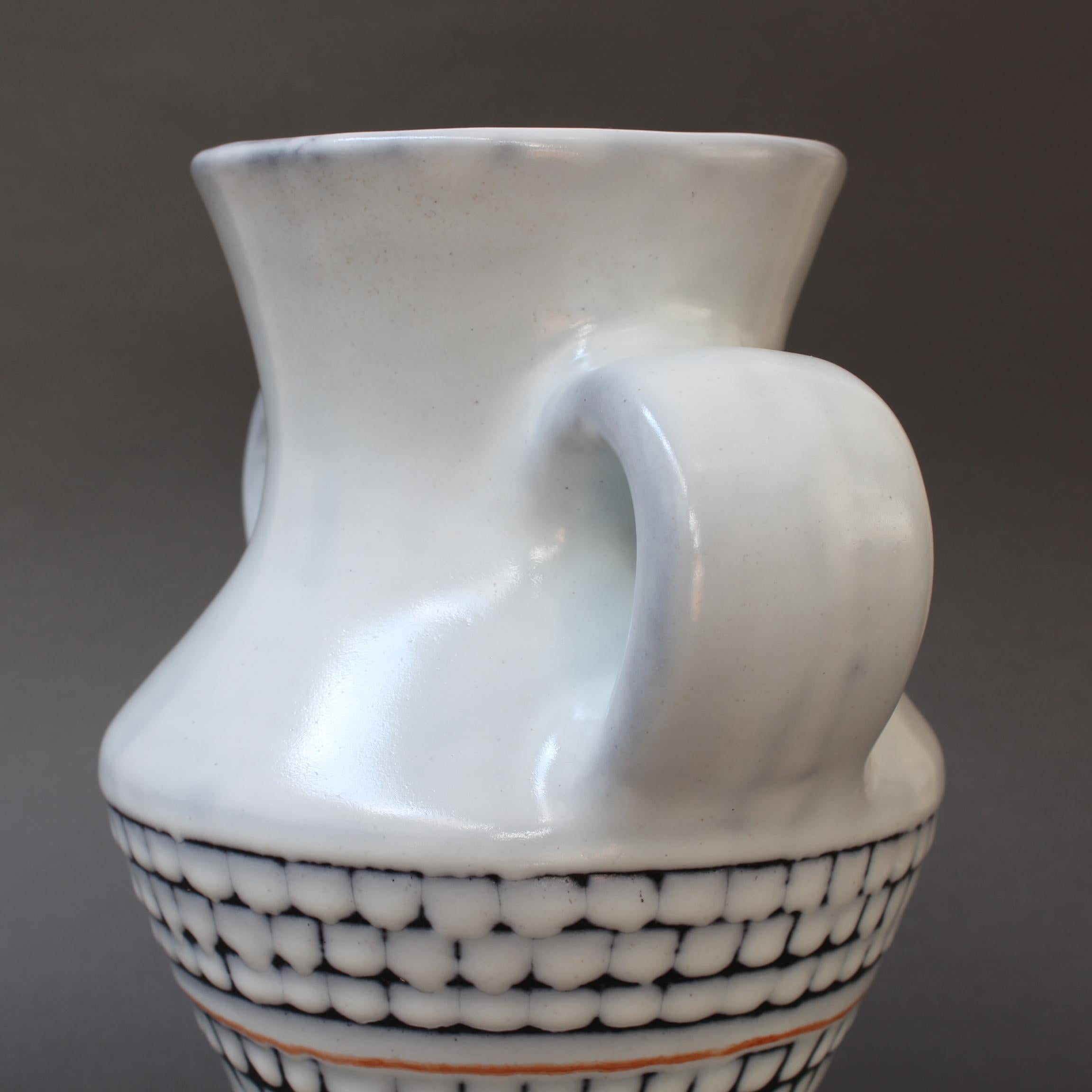 Vase en céramique française vintage avec poignées par Roger Capron, « vers les années 1950 » en vente 10
