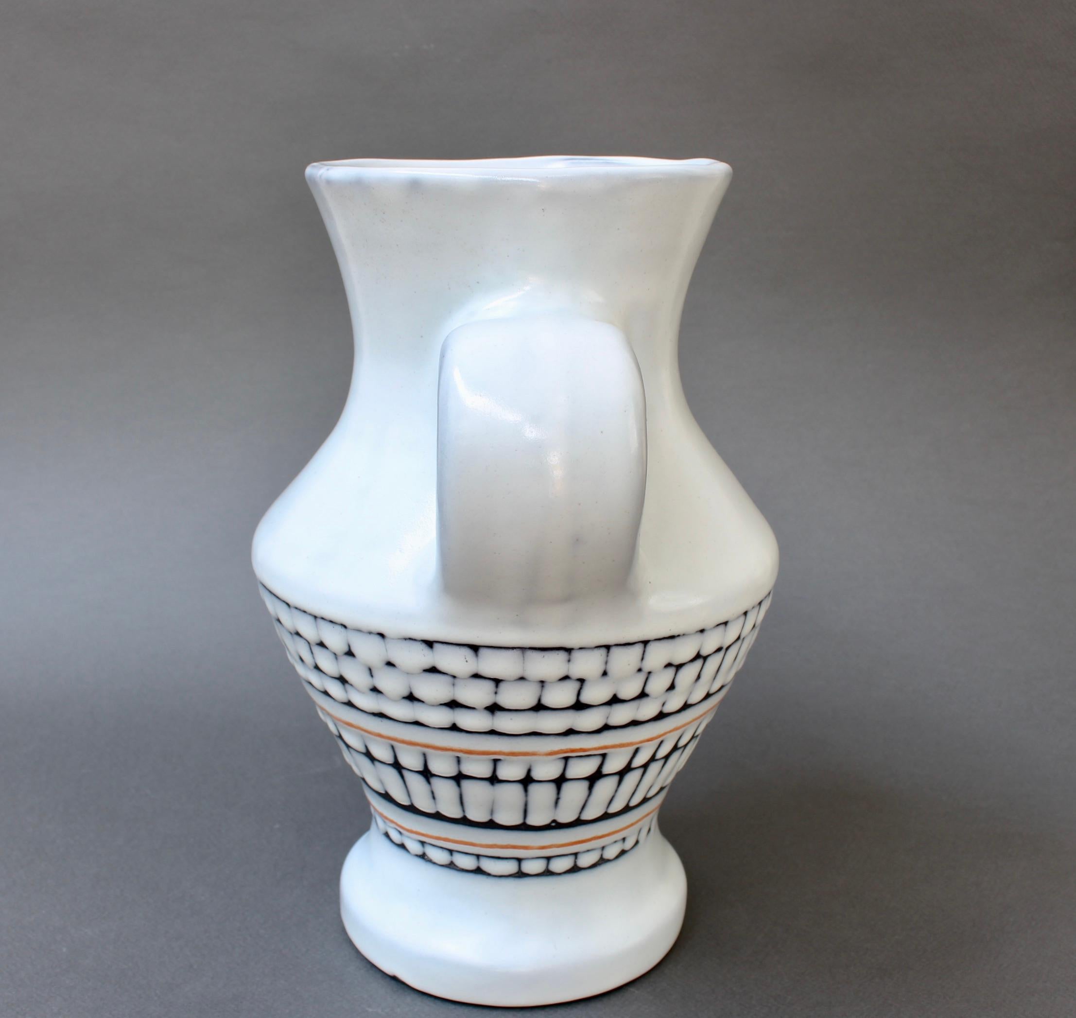 Français Vase en céramique française vintage avec poignées par Roger Capron, « vers les années 1950 » en vente