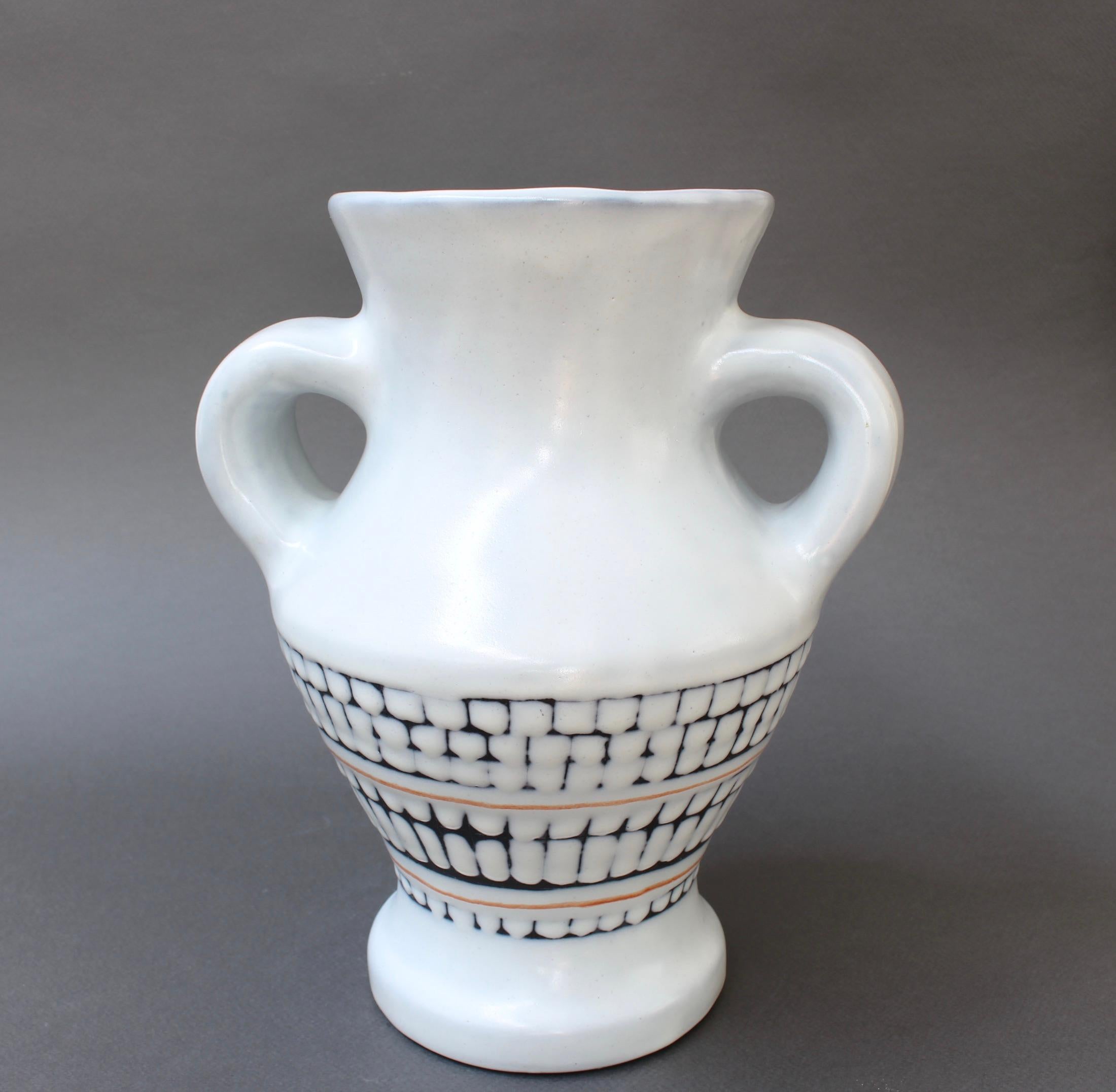 Milieu du XXe siècle Vase en céramique française vintage avec poignées par Roger Capron, « vers les années 1950 » en vente