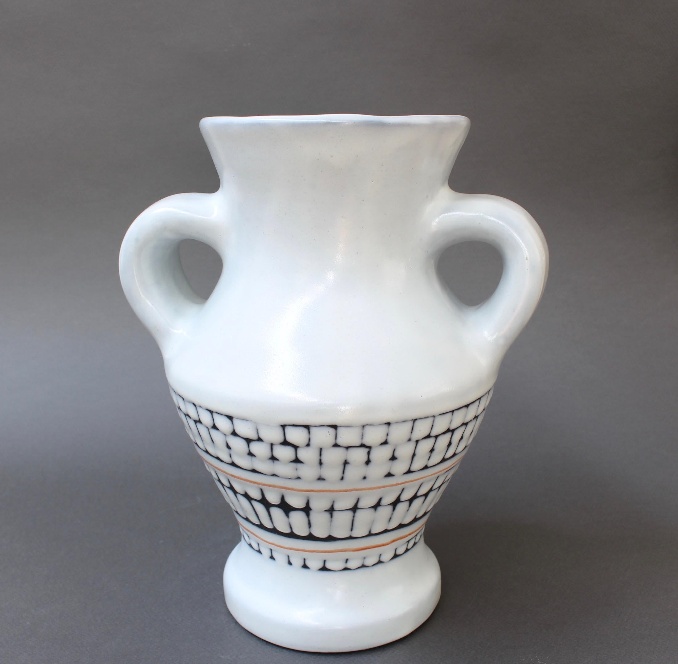 Ceramica Vaso francese d'epoca in ceramica con manici di Roger Capron, 'circa 1950'. in vendita