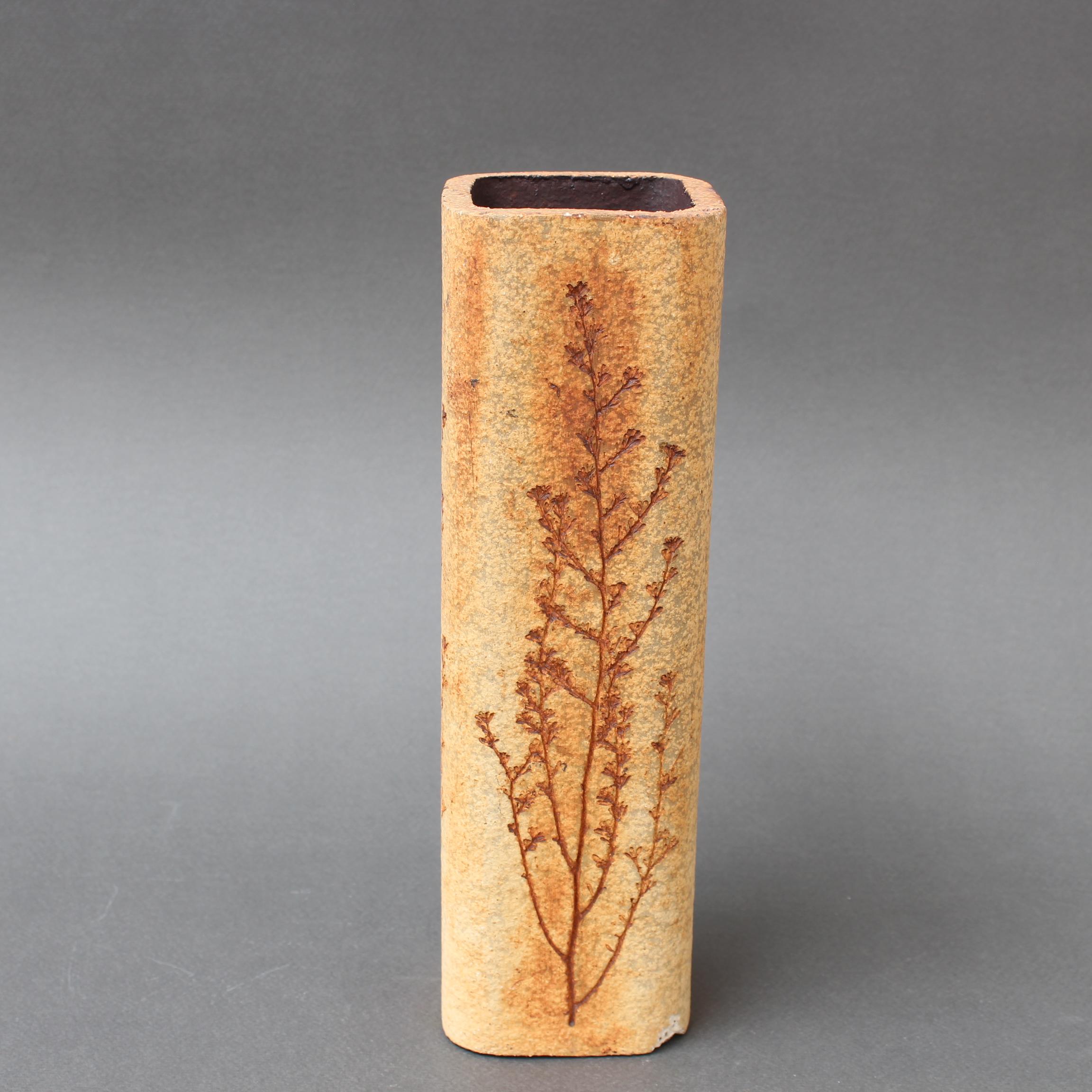 Vaso francese d'epoca in ceramica con motivo vegetale di Raymonde Leduc (circa anni '60) In condizioni discrete in vendita a London, GB