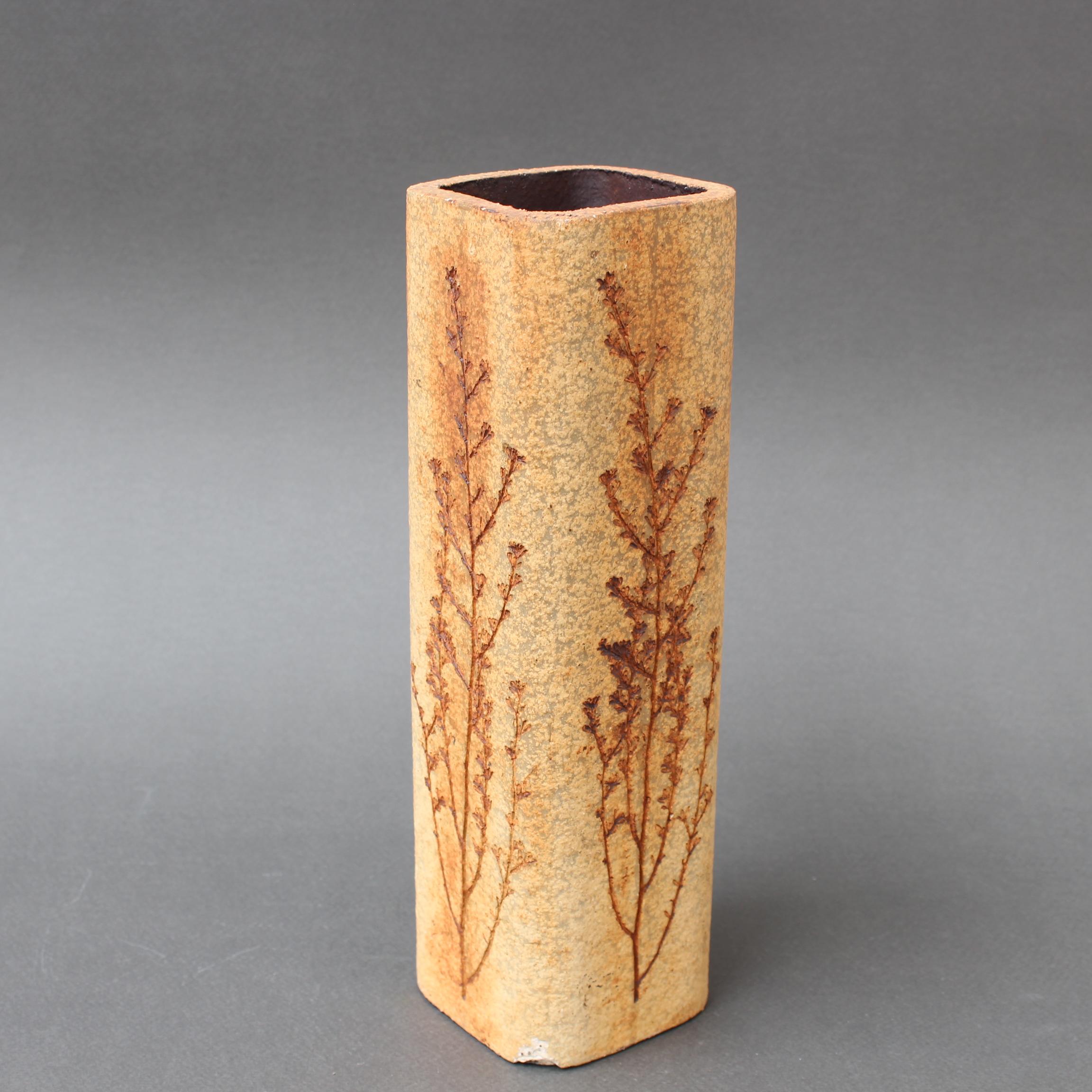 Metà XX secolo Vaso francese d'epoca in ceramica con motivo vegetale di Raymonde Leduc (circa anni '60) in vendita