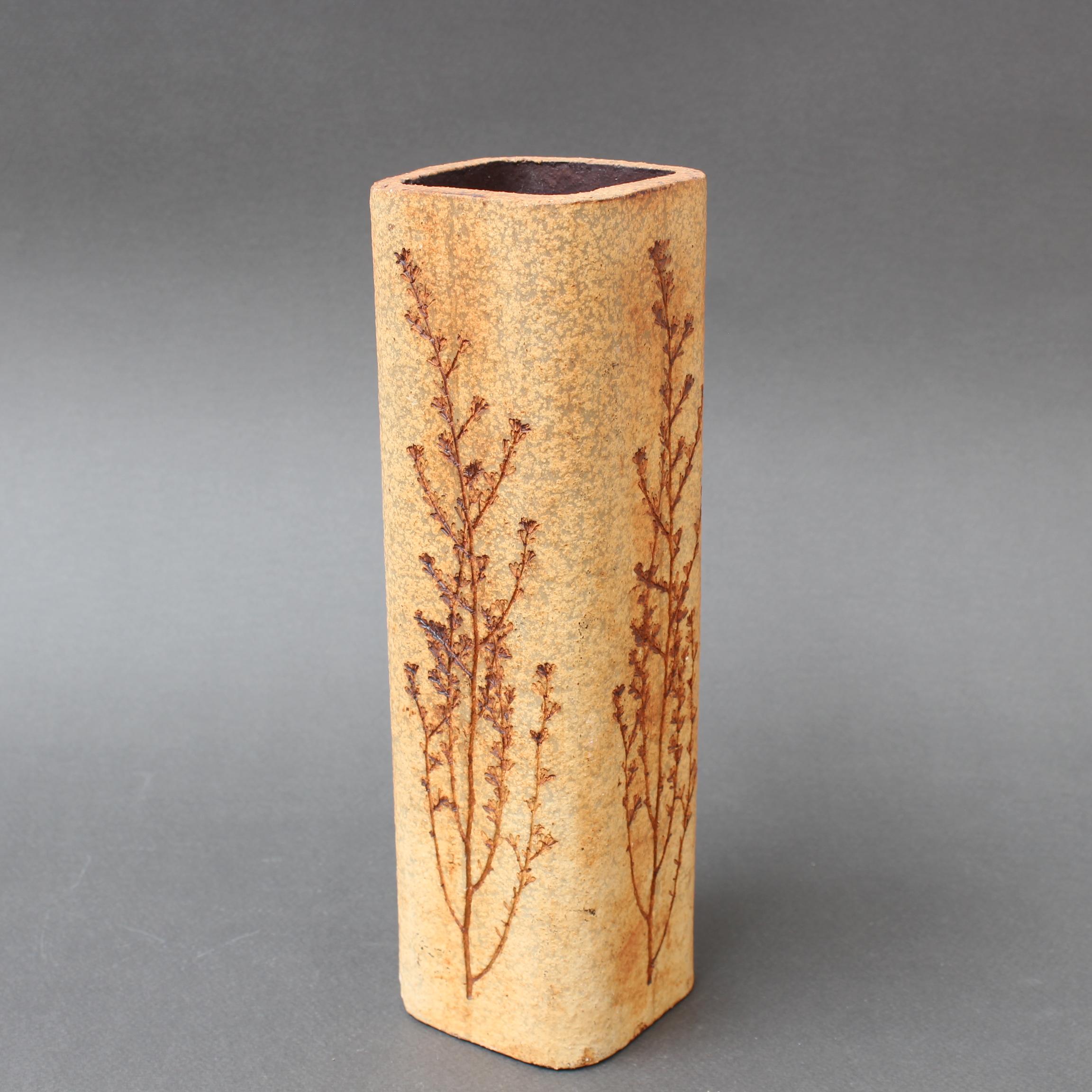 Grès porcellanato Vaso francese d'epoca in ceramica con motivo vegetale di Raymonde Leduc (circa anni '60) in vendita