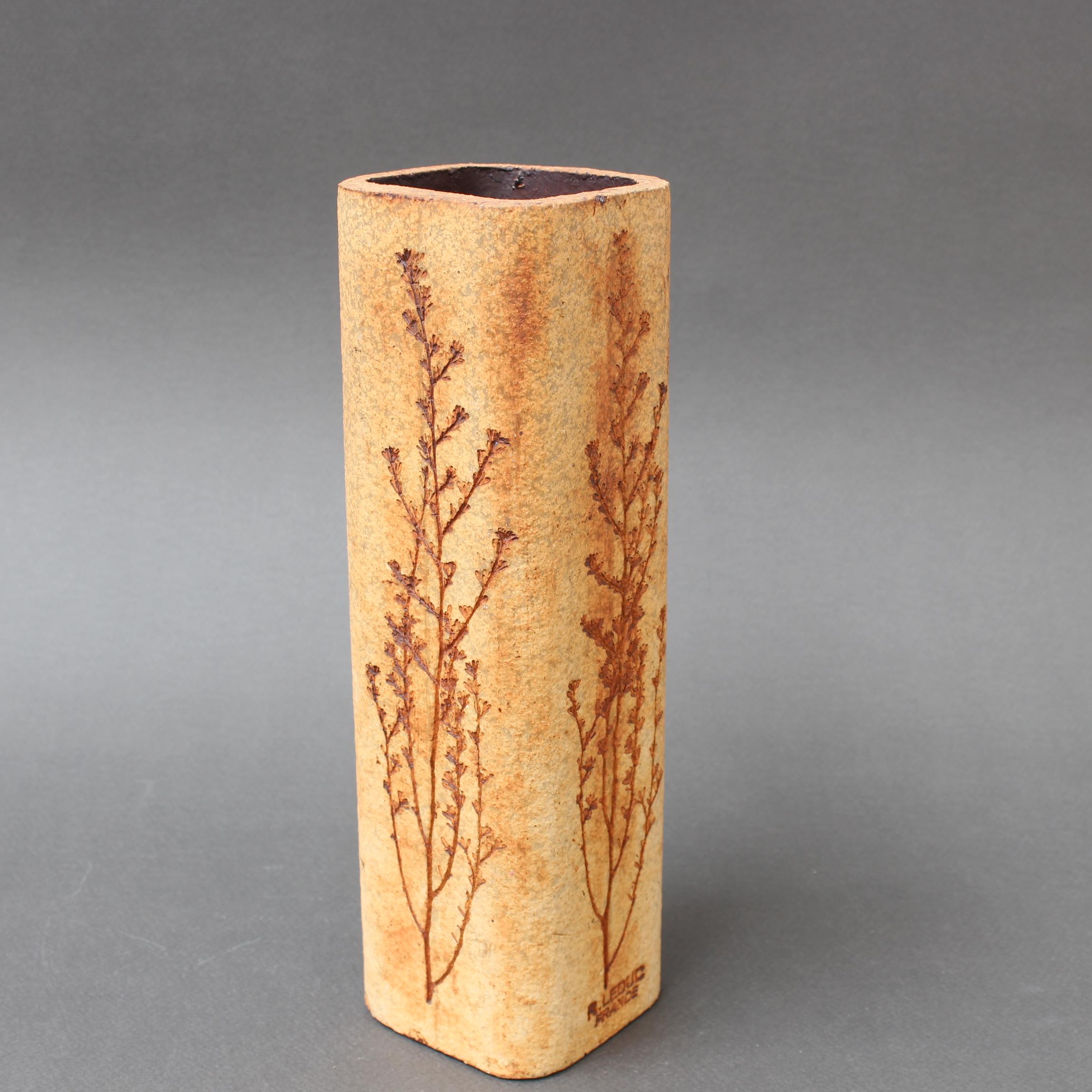Vaso francese d'epoca in ceramica con motivo vegetale di Raymonde Leduc (circa anni '60) in vendita 1