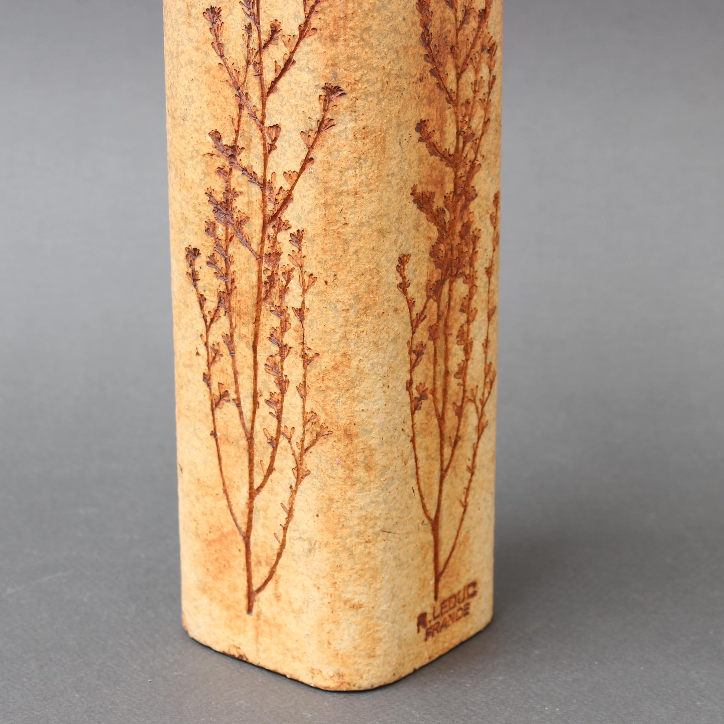 Vaso francese d'epoca in ceramica con motivo vegetale di Raymonde Leduc (circa anni '60) in vendita 2