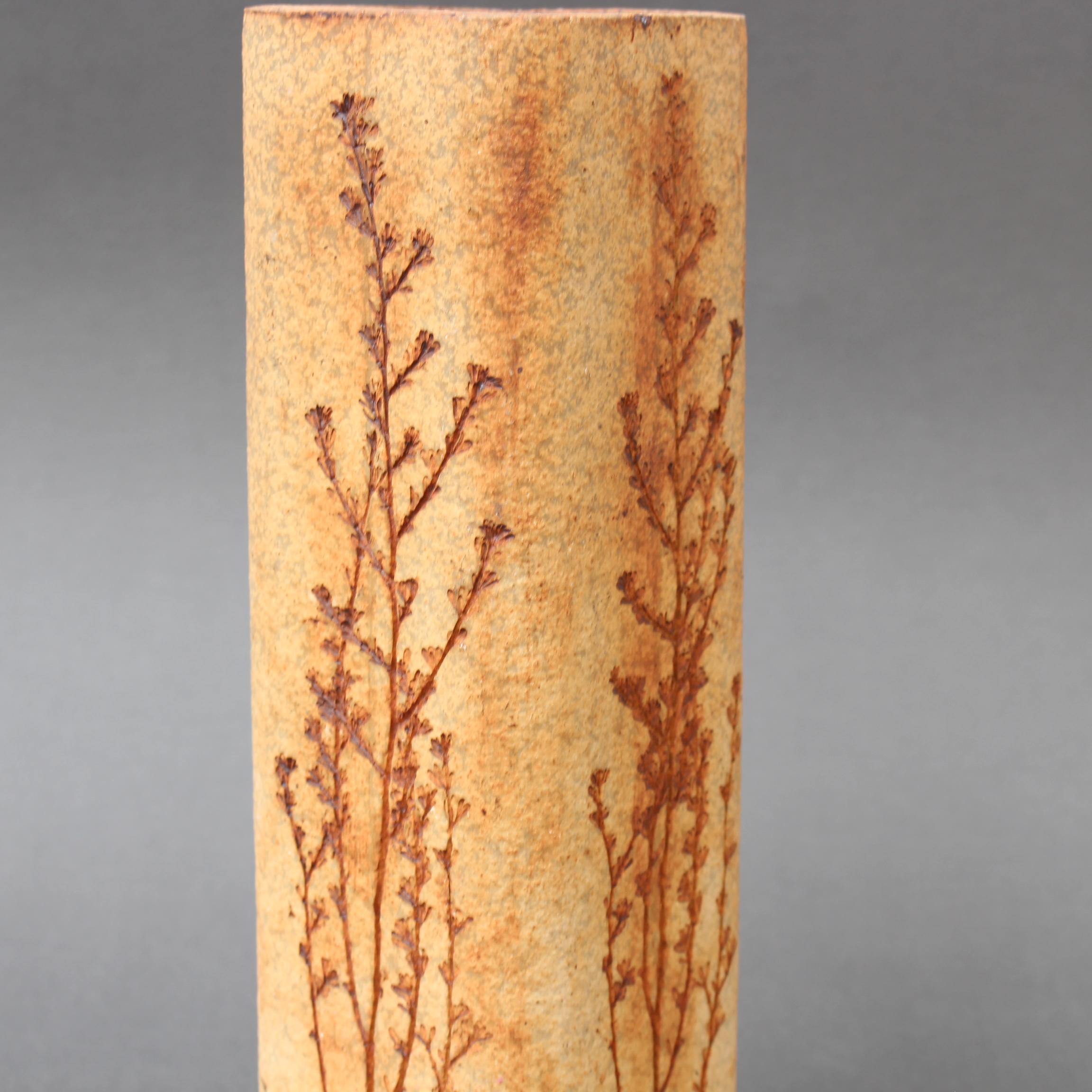 Vaso francese d'epoca in ceramica con motivo vegetale di Raymonde Leduc (circa anni '60) in vendita 3