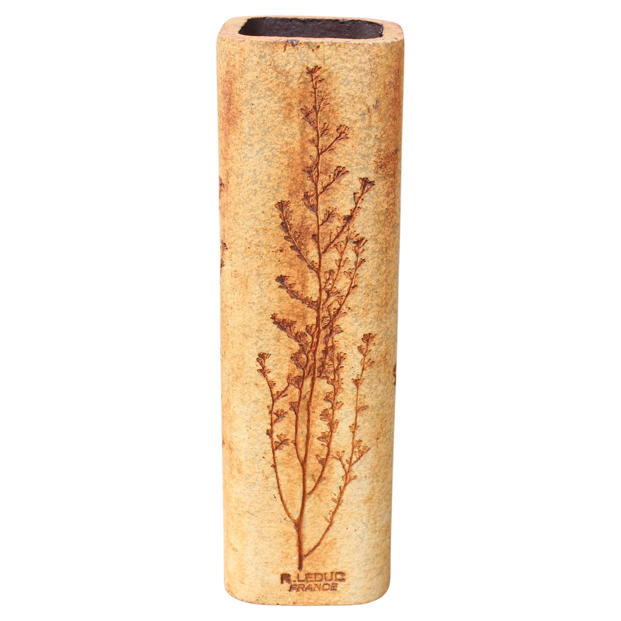 Vaso francese d'epoca in ceramica con motivo vegetale di Raymonde Leduc (circa anni '60)