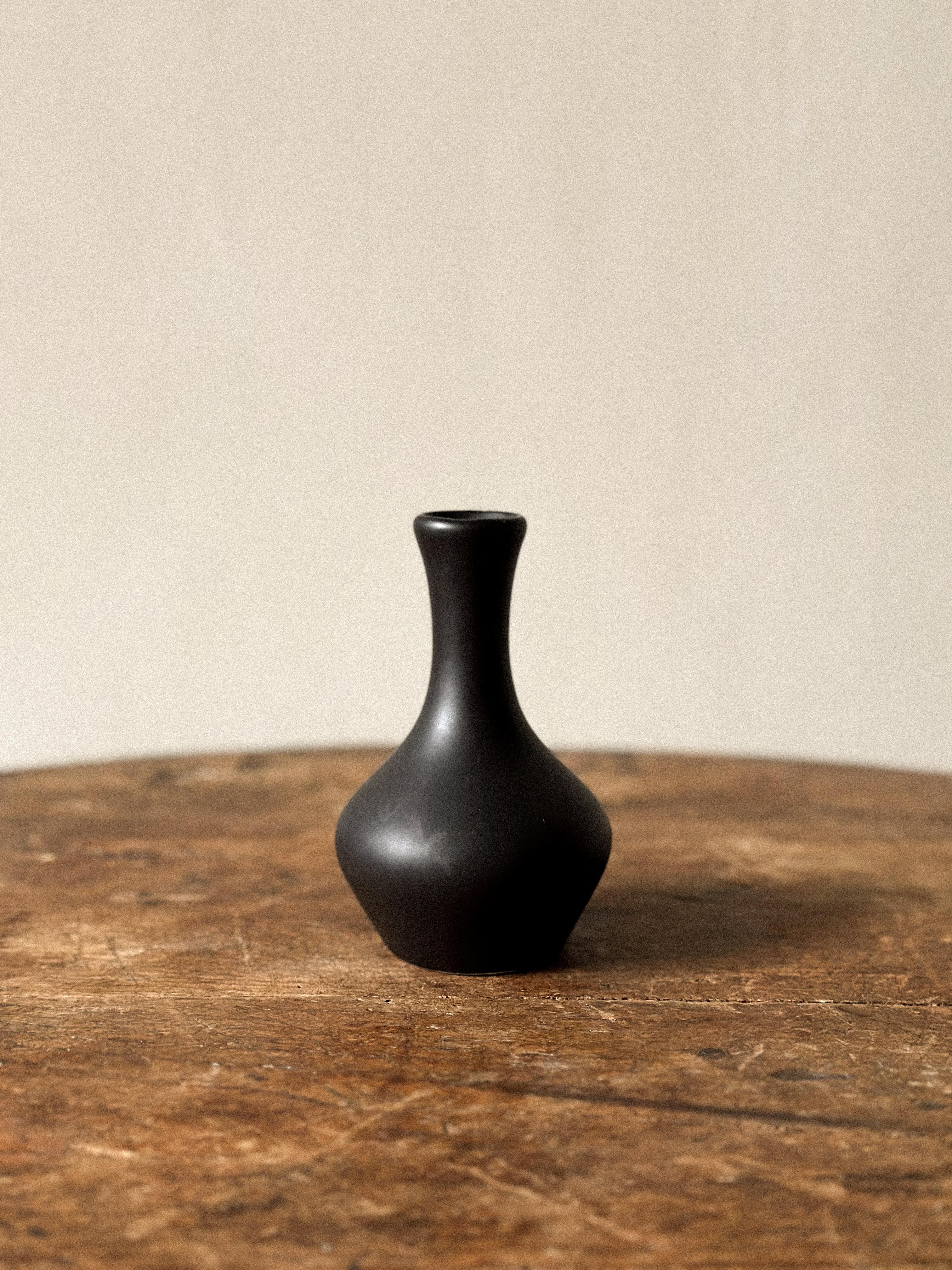 Un bellissimo vaso in ceramica vintage, prodotto in Francia negli anni '60 circa. 

In buone condizioni d'epoca, coerenti con l'età e l'uso.
