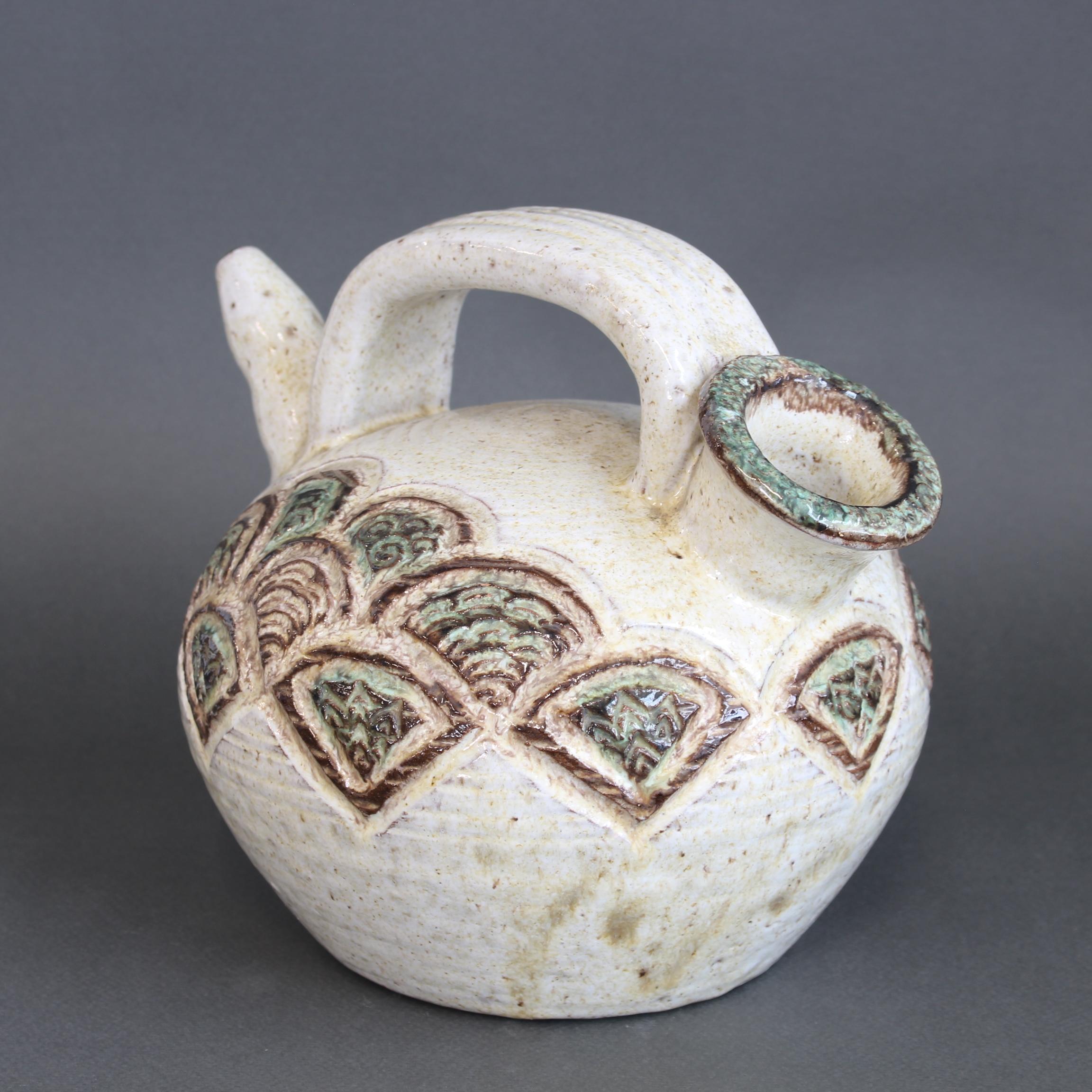 Cruche à eau décorative en céramique du milieu du siècle (vers les années 1960) par Marcel Giraud, Vallauris, France. Une création délicieuse avec une forme gracieuse et sphérique, dotée d'une large ouverture pour le remplissage et d'un bec étroit