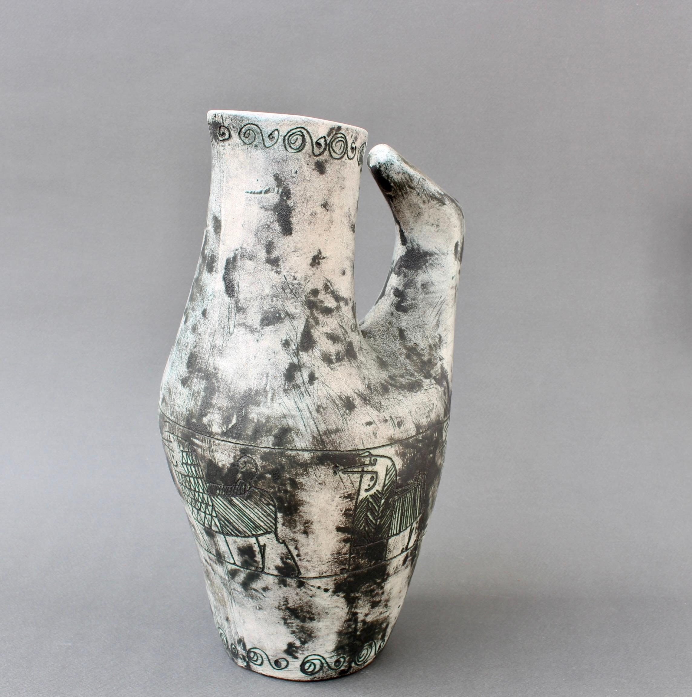 Pichet / vase vintage en céramique française (circa 1950s) par Jacques Blin. Le pichet, qui a peut-être la forme d'un fier coq français, est dans une teinte subtile recouverte de la glaçure brumeuse caractéristique de Blin. Il est décoré d'une frise