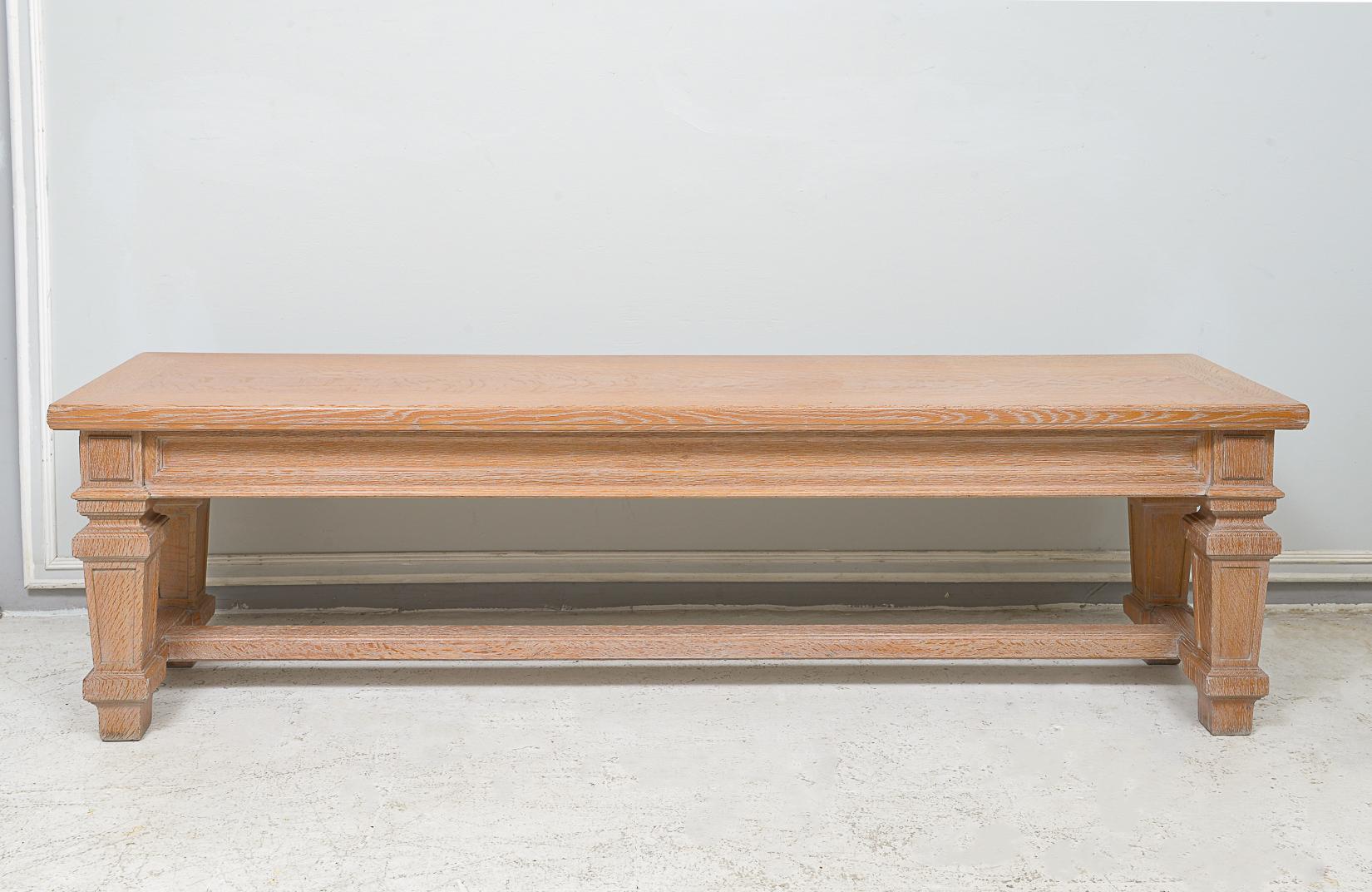 Vintage French Cerused Oak Bench im neoklassischen Stil. Es sind zwei Bänke vorhanden. Der Preis gilt für eine Bank.