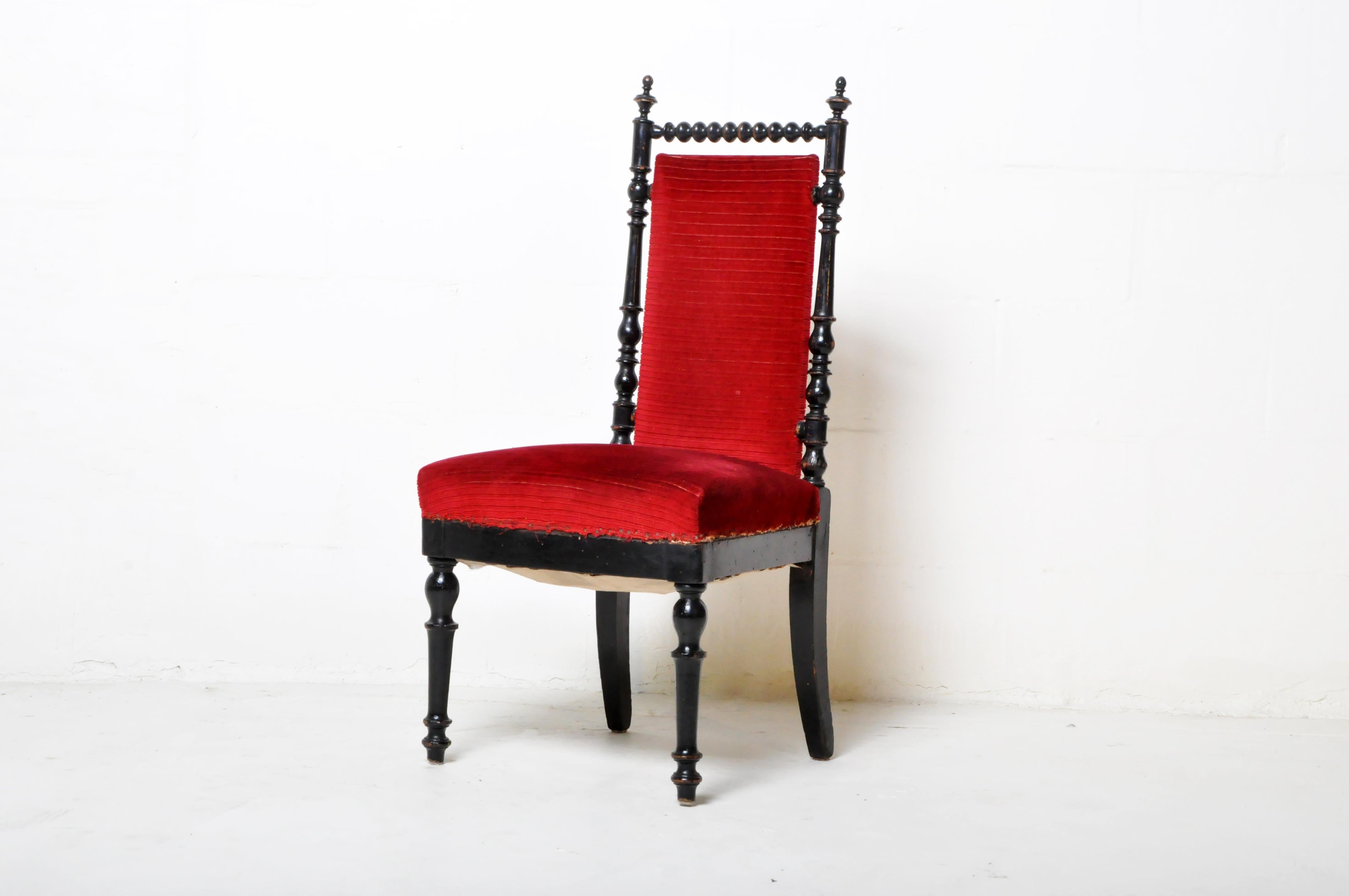 Dieser alte Beistellstuhl stammt aus Paris, Frankreich, und wurde aus Walnussholz hergestellt, ca. 20. Jahrhundert. Der Stuhl ist rot gepolstert und besteht aus massivem Walnussholz. Der Stuhl ist robust, stabil und für den täglichen Gebrauch