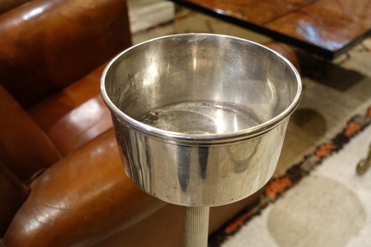 Elegant vintage French silver plate champagne cooler / ice bucket stand. Provenance - bistro in Lyon. Fabulous patina.

Measures: Height 81 x diameter top 18 x diameter base 31 cm.
   