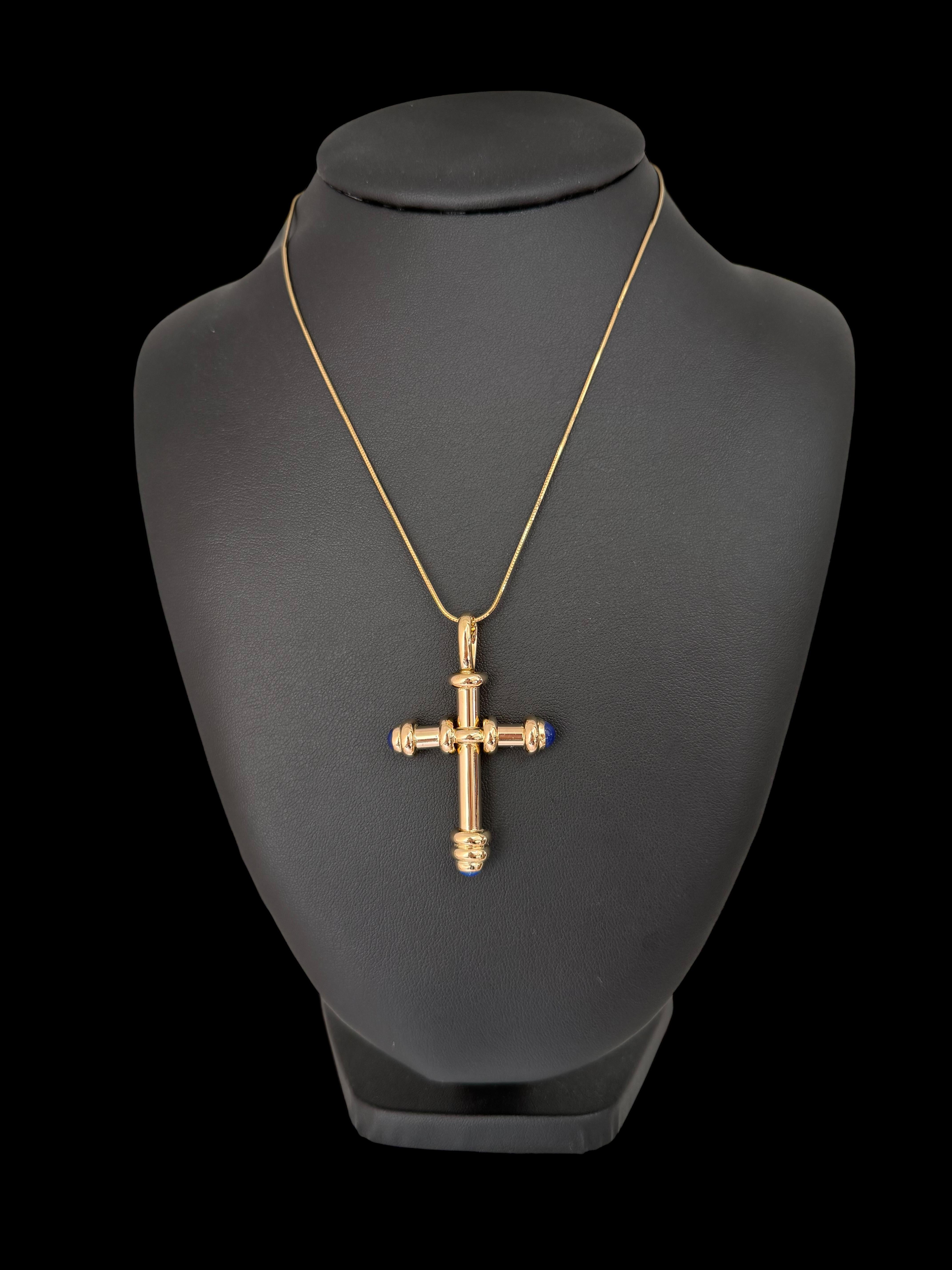 Cauzione grande: 0,8 cm

Questo eccezionale ciondolo a forma di croce francese vintage è un notevole esempio di design di gioielli religiosi e architettonici della metà del XX secolo, sapientemente realizzati in oro giallo massiccio a 18 carati.