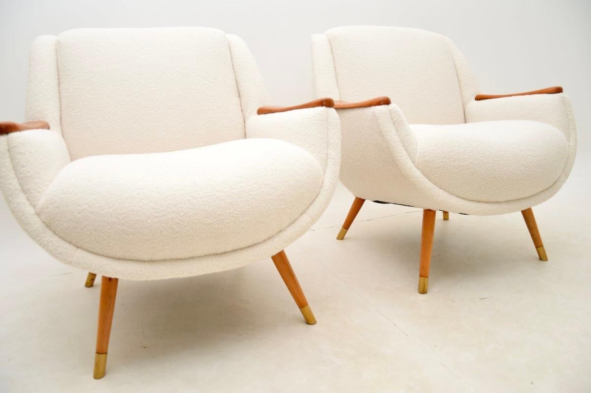 Canapé et paire de fauteuils en bois de cerisier français d'époque en vente 5