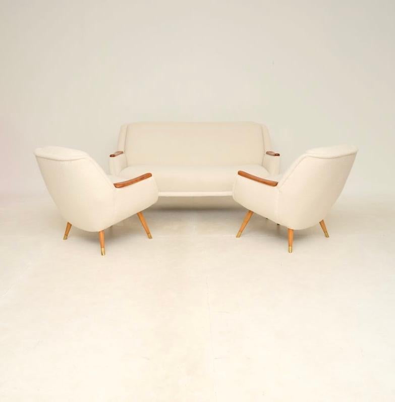 Ein stilvolles und sehr bequemes französisches Kirschholzsofa im Vintage-Stil und ein Paar Sessel. Sie wurden vor kurzem aus Frankreich importiert, sie stammen aus den 1950-60er Jahren.

Sie sind sehr gut verarbeitet, die Qualität ist hervorragend.