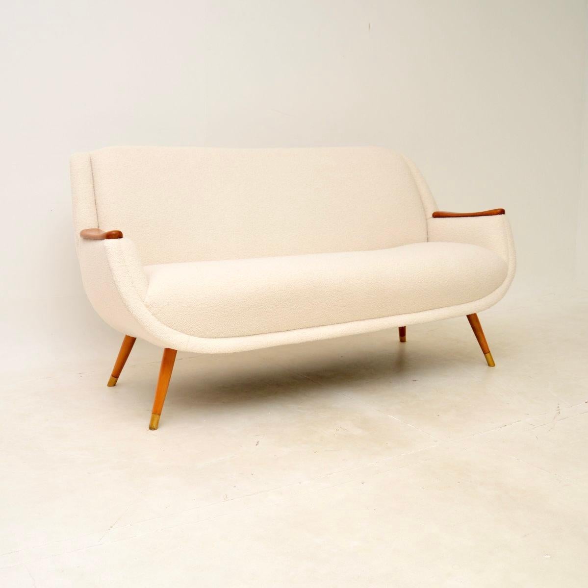 Vintage Französisch Cherry Wood Sofa und Paar Sessel (Moderne der Mitte des Jahrhunderts) im Angebot