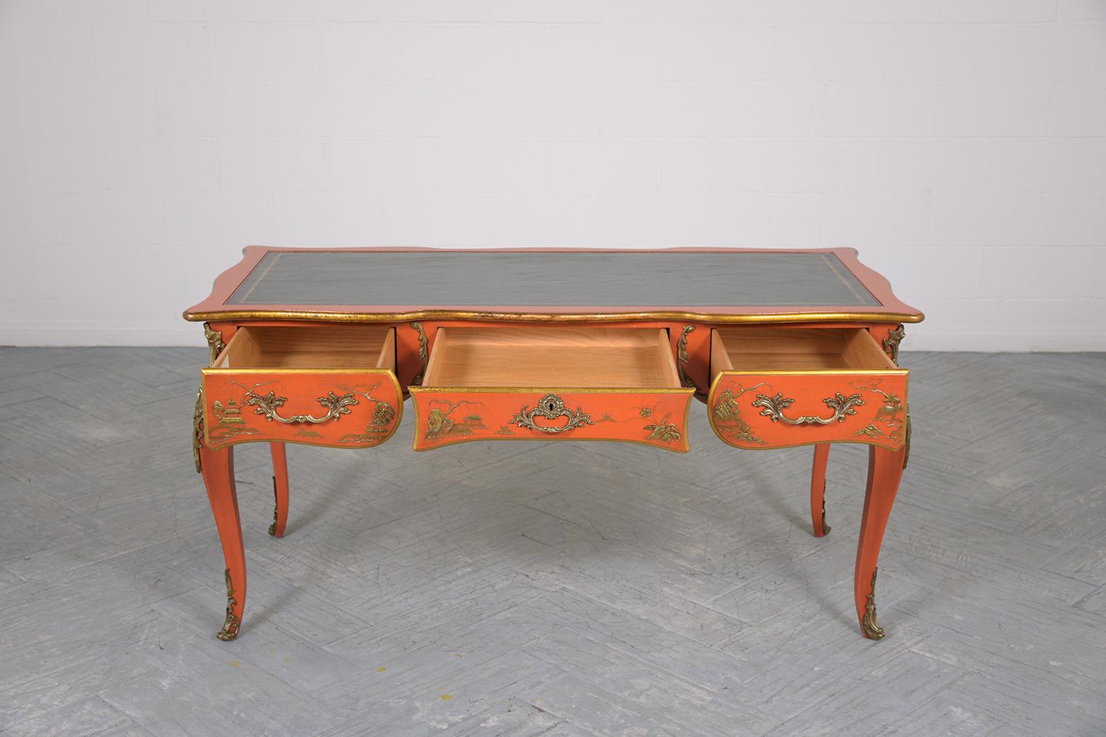 Schreibtisch aus Nussbaumholz im Chinoiserie-Stil der 1970er Jahre mit gravierter Lederplatte und Messing-Akzenten (Geschnitzt) im Angebot