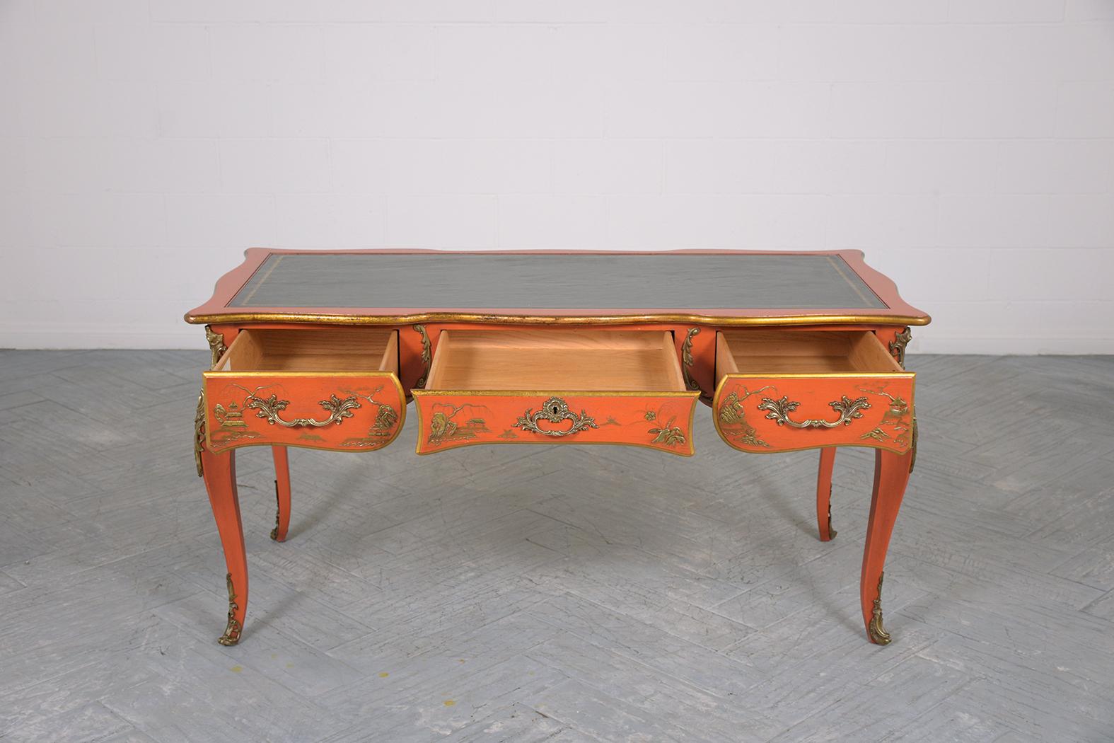 Américain Bureau de style chinoiseries des années 1970 avec plateau en cuir gravé et touches de laiton en vente