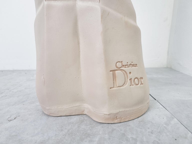 Beautiful and intruiging advertising statue for Christian Dior.

This would have been used on a shop counter or to draw attention in a shop window.

It has some minor user traces.

Comes from a lot acquired from a clothes shop that stopped