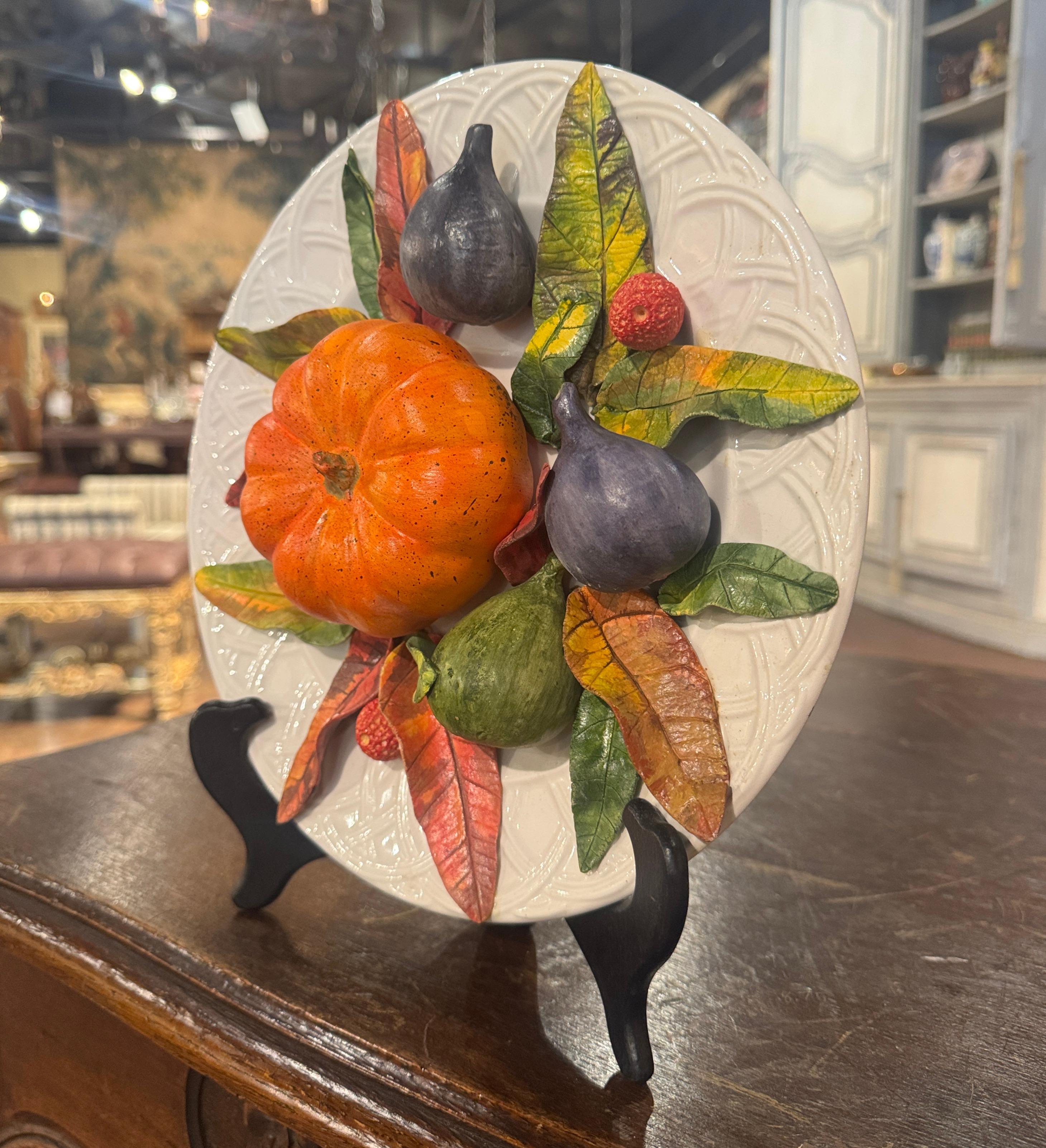 Decora una estantería o la pared de la cocina con este elegante plato decorativo 