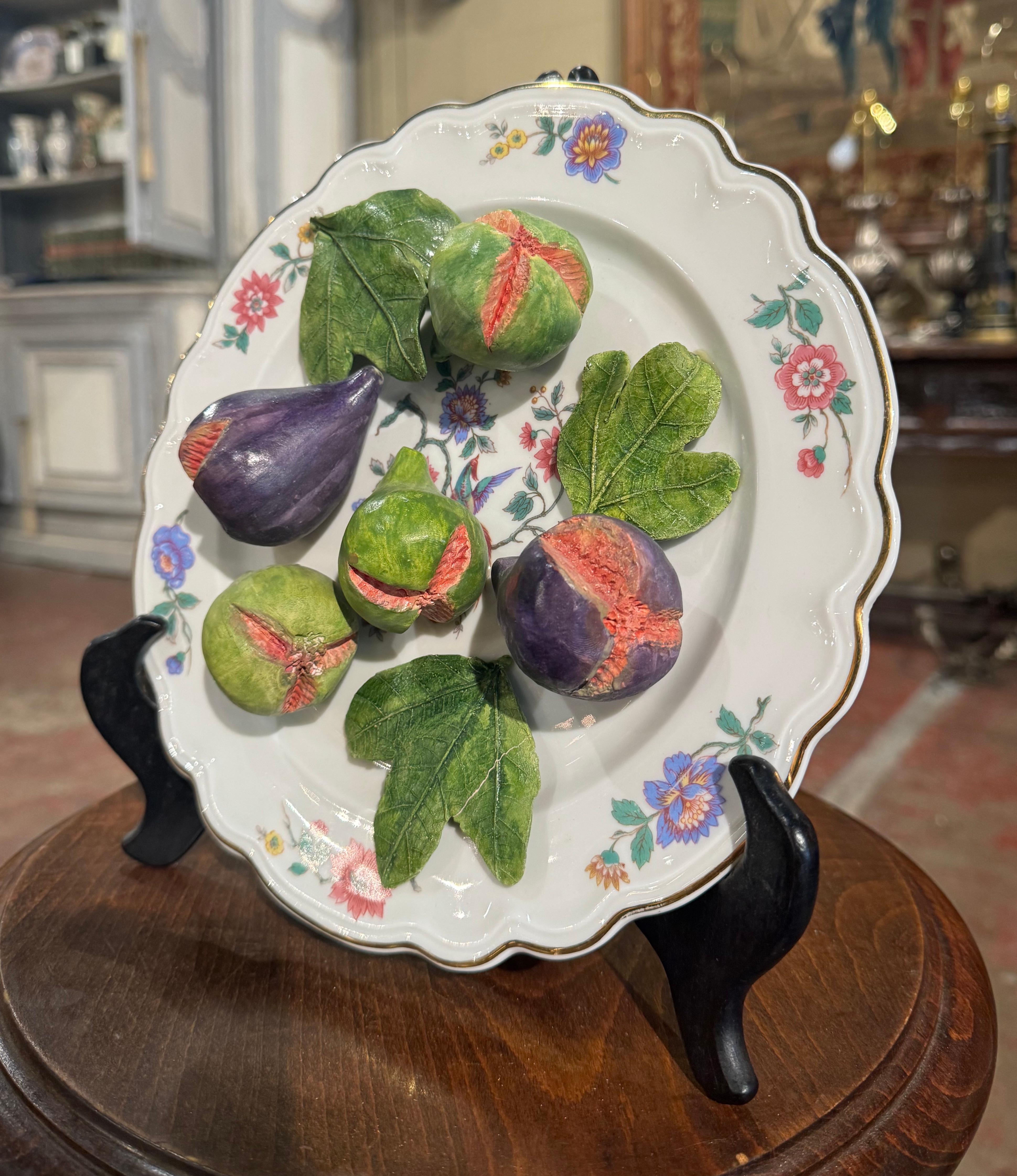 Decora una estantería o la pared de la cocina con este elegante plato decorativo 