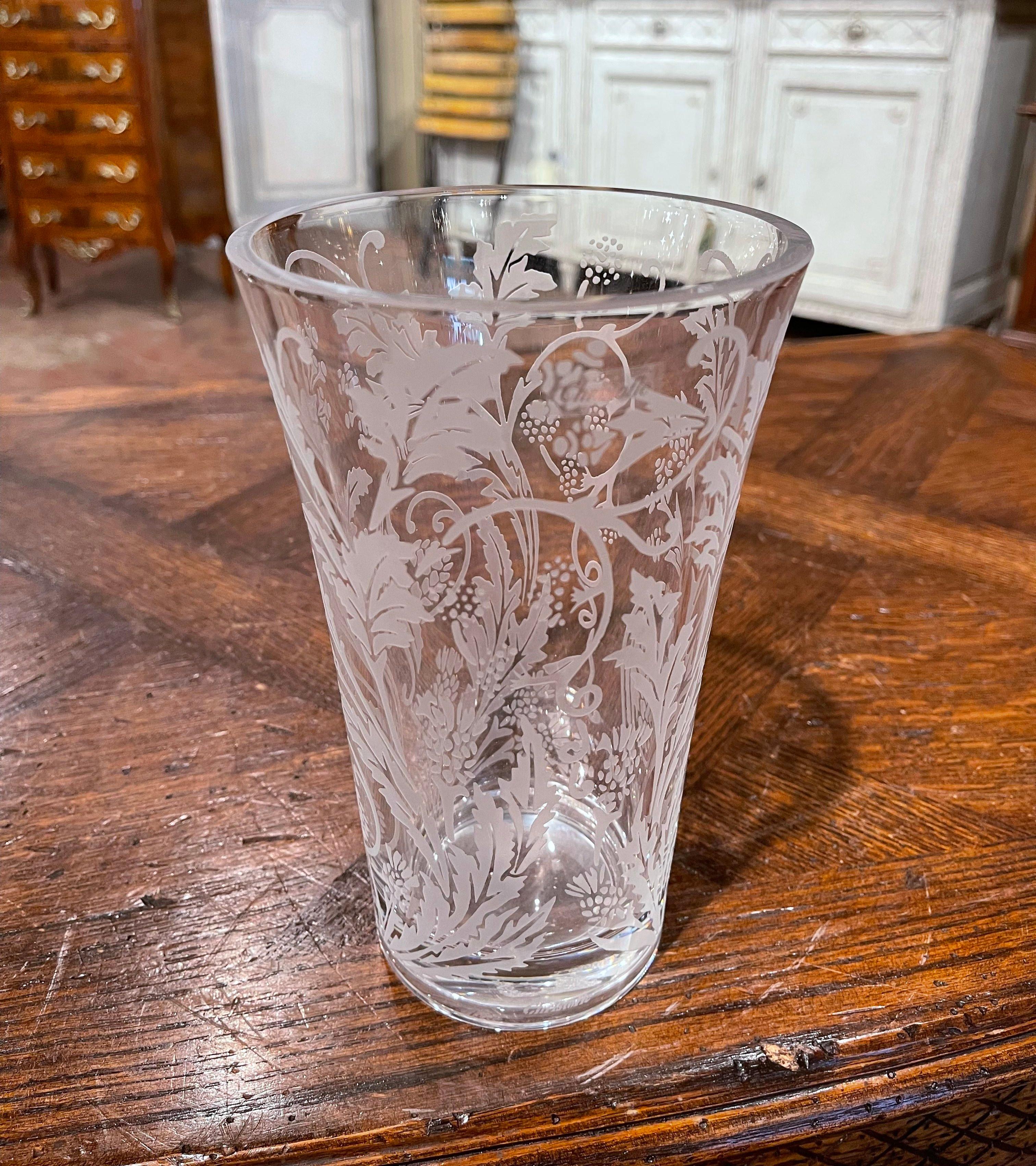 Français Paire de vases et de bols en cristal transparent taillé et dépoli avec motifs de vignes
