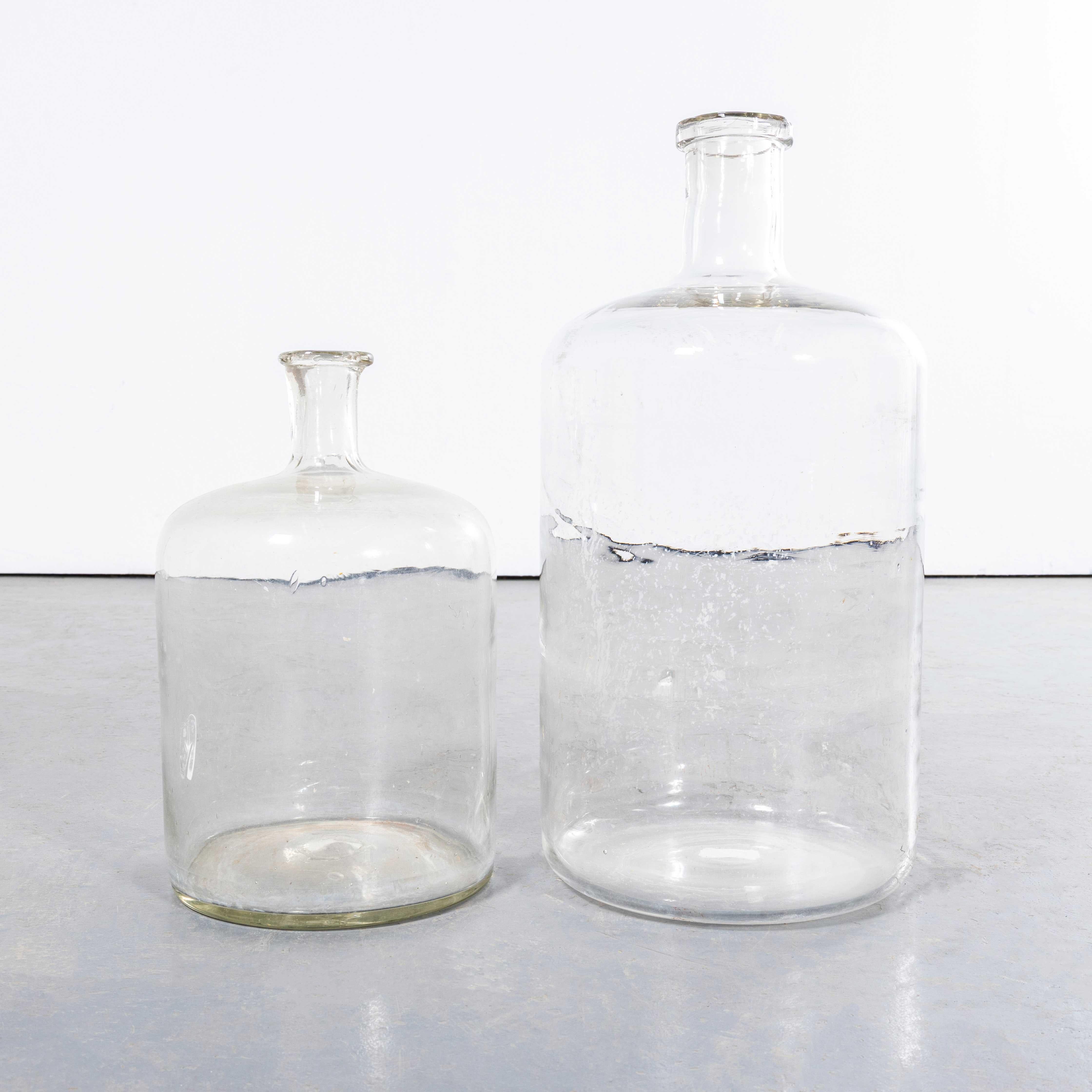 Damigiane francesi d'epoca in vetro trasparente - Coppia. 

Una coppia di damigiane in vetro soffiato a bocca utilizzate come contenitori tradizionali principalmente per la conservazione e il trasporto del vino. Queste damigiane sono state pulite