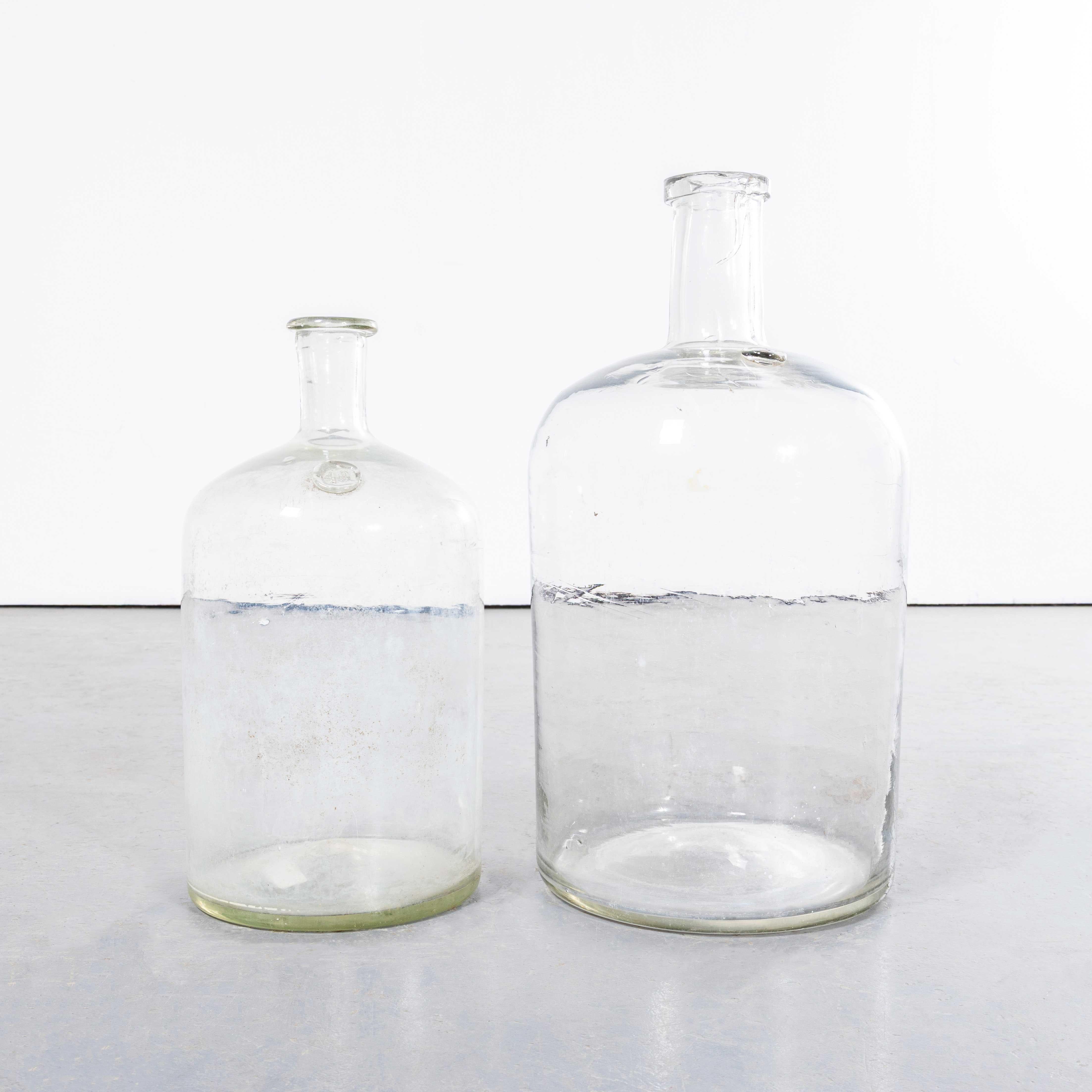 Damigiane francesi d'epoca in vetro trasparente - Coppia. 

Una coppia di damigiane in vetro soffiato a bocca utilizzate come contenitori tradizionali principalmente per la conservazione e il trasporto del vino. Queste damigiane sono state pulite