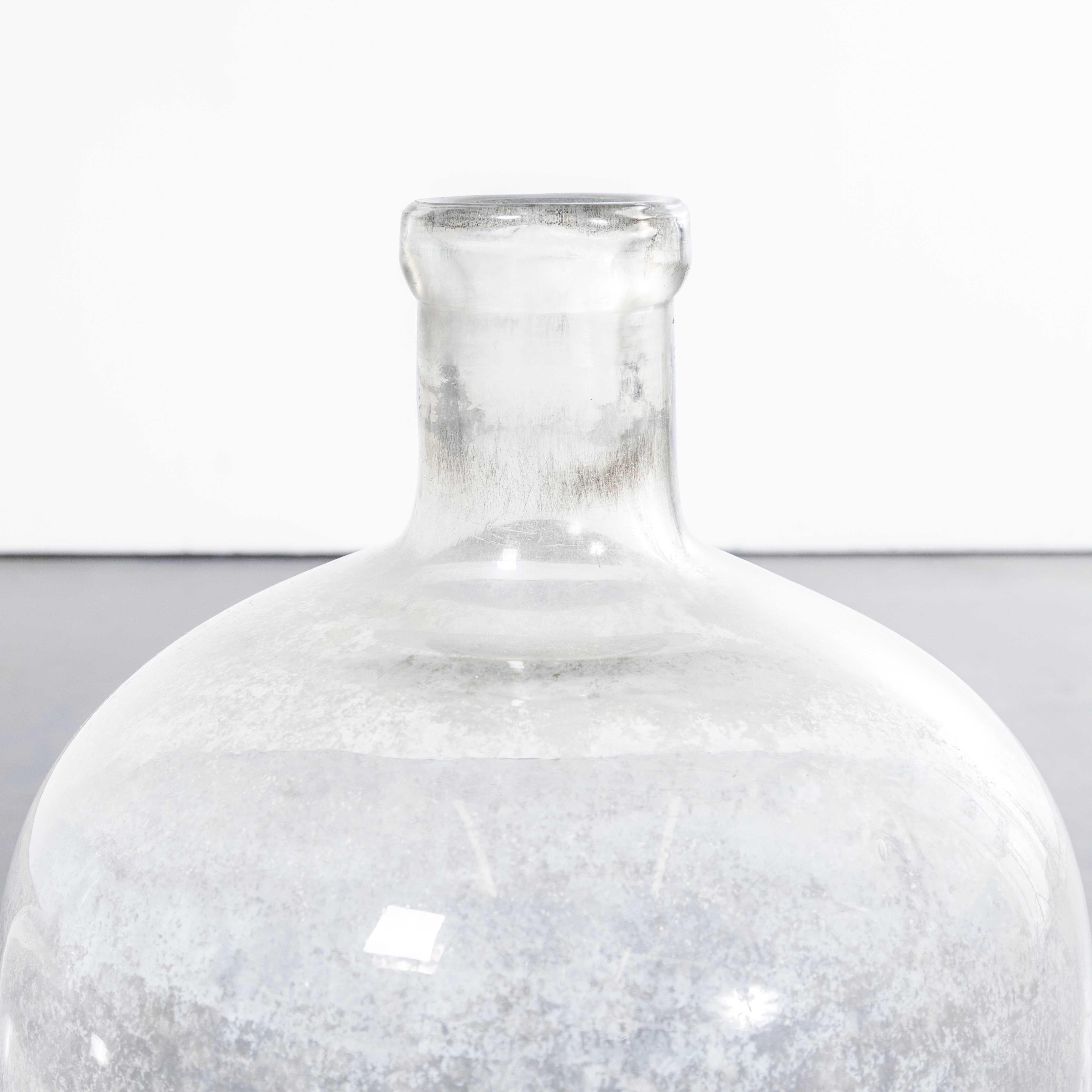 Damigiane francesi d'epoca in vetro trasparente - Coppia. 

Una coppia di damigiane in vetro soffiato a bocca utilizzate come contenitori tradizionali principalmente per la conservazione e il trasporto del vino. Queste damigiane sono state pulite