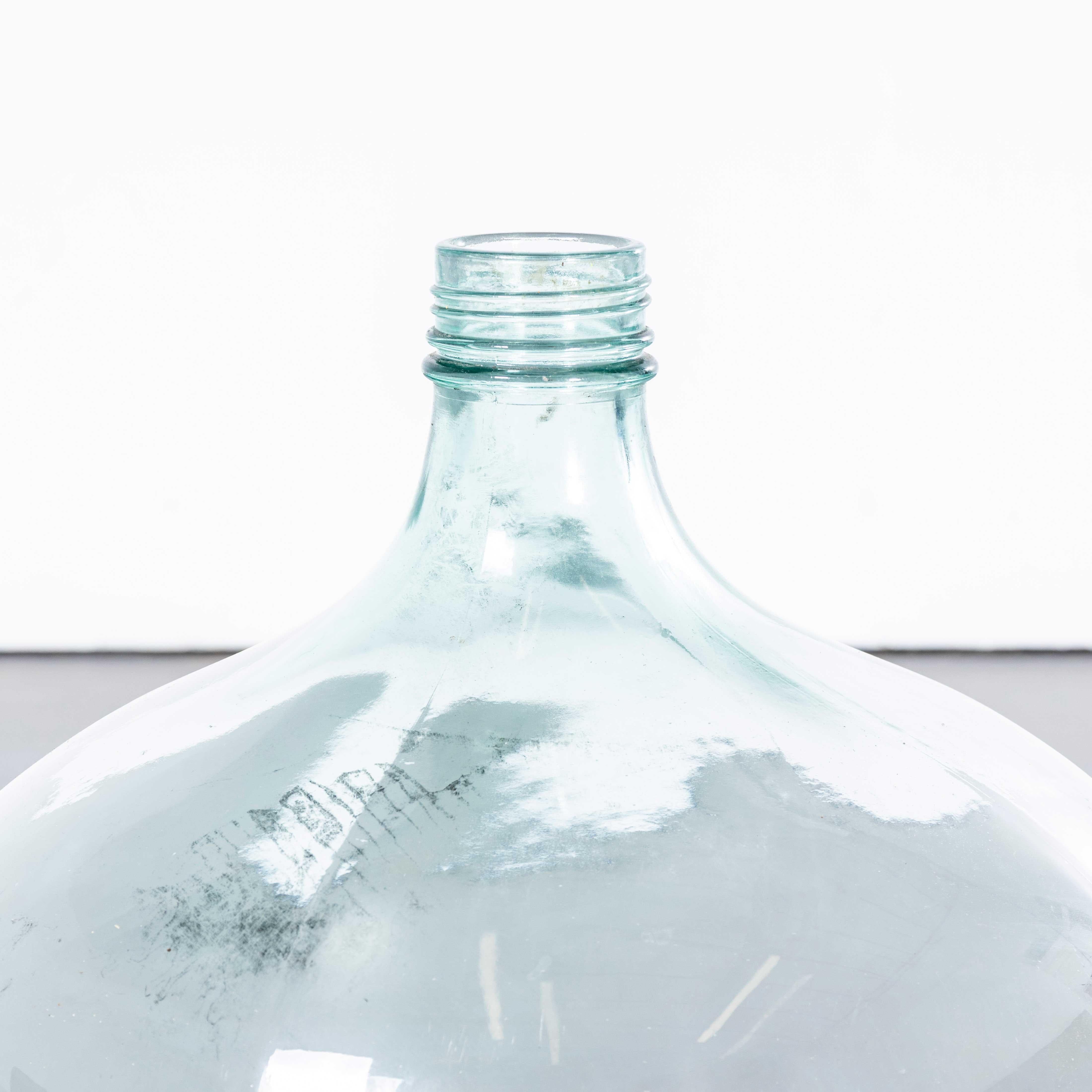 Damigiane di vetro francese vintage - Coppia. 

Una coppia di damigiane in vetro soffiato a bocca utilizzate come contenitori tradizionali principalmente per la conservazione e il trasporto del vino. Queste damigiane sono state pulite con cura.
